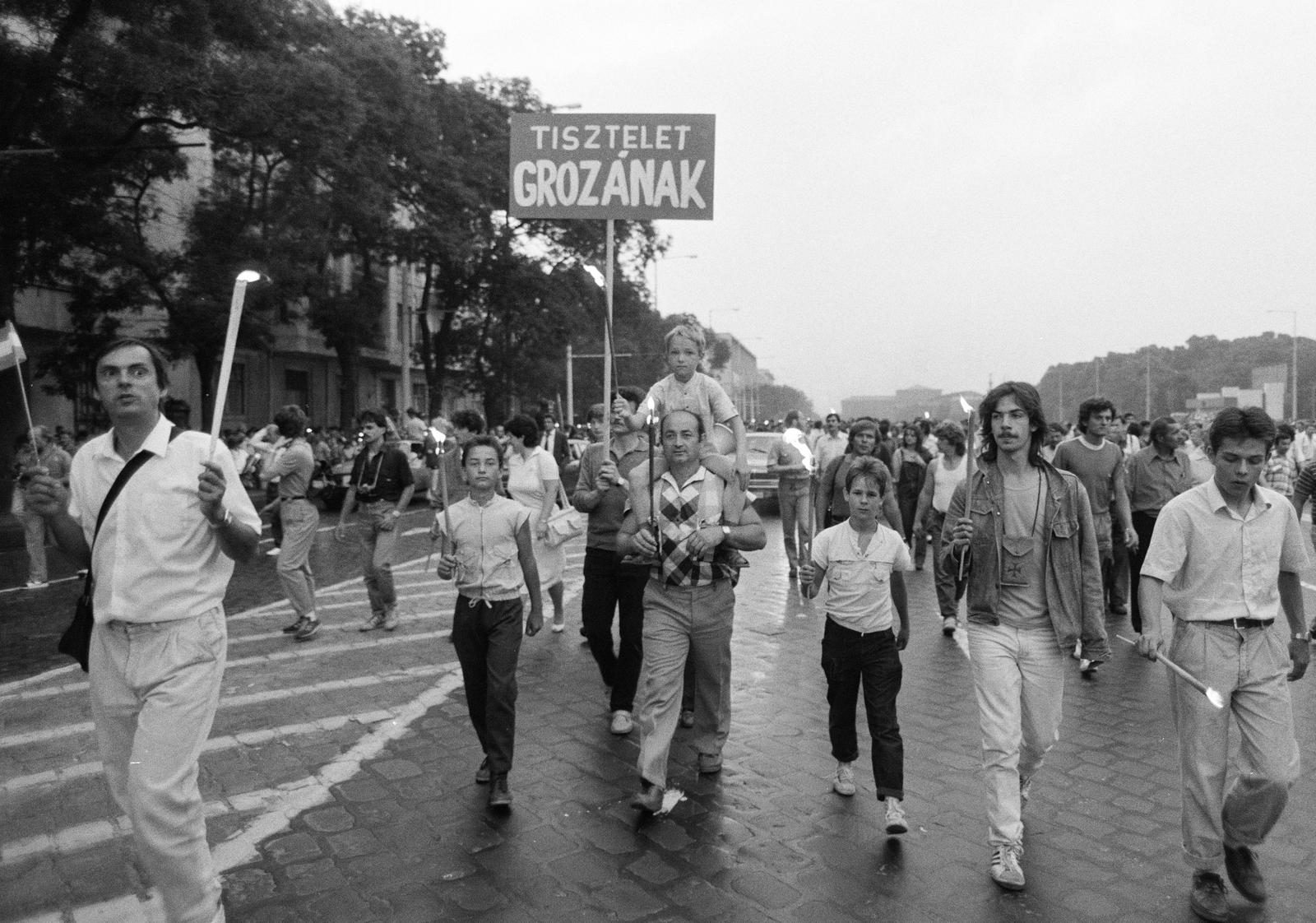 Hungary, Budapest XIV., Dózsa György út, az erdélyi falurombolás elleni tüntetés résztvevői 1988. június 27-én a román nagykövetséghez vonulnak, hogy átadják a memorandumot., 1988, Szebeni András, Budapest, Fortepan #302378