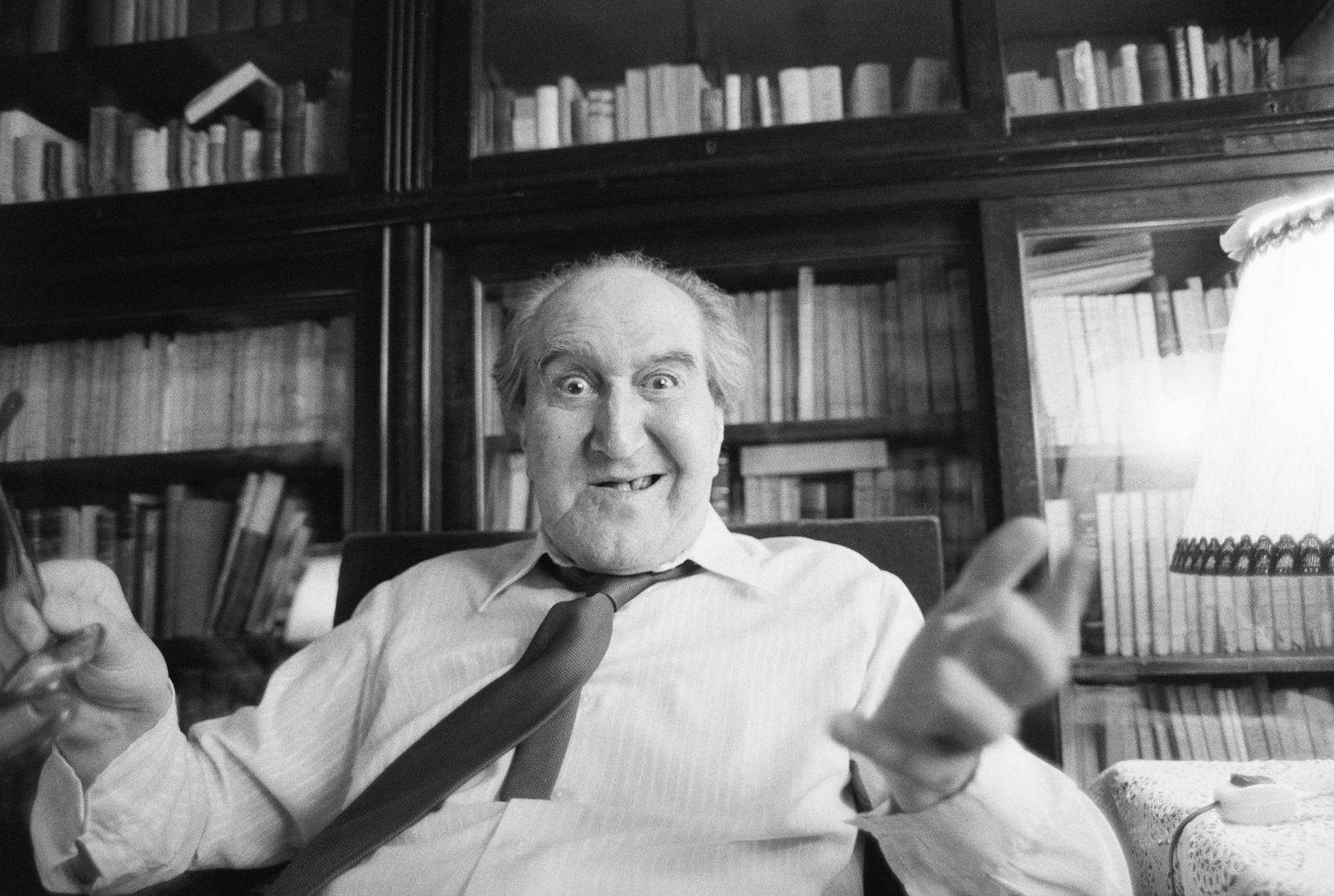 1988, Szebeni András, celebrity, bookshelf, grimace, Fortepan #302383