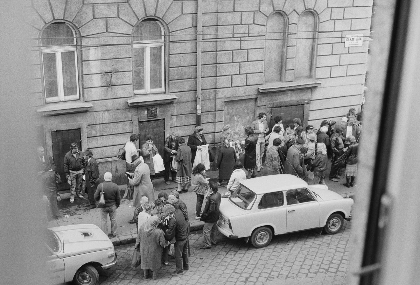 Hungary, Budapest VII., engedély nélküli árusok a Hernád utca 5-ös számú ház Garay utcai oldalánál., 1985, Szebeni András, Budapest, Fortepan #302385