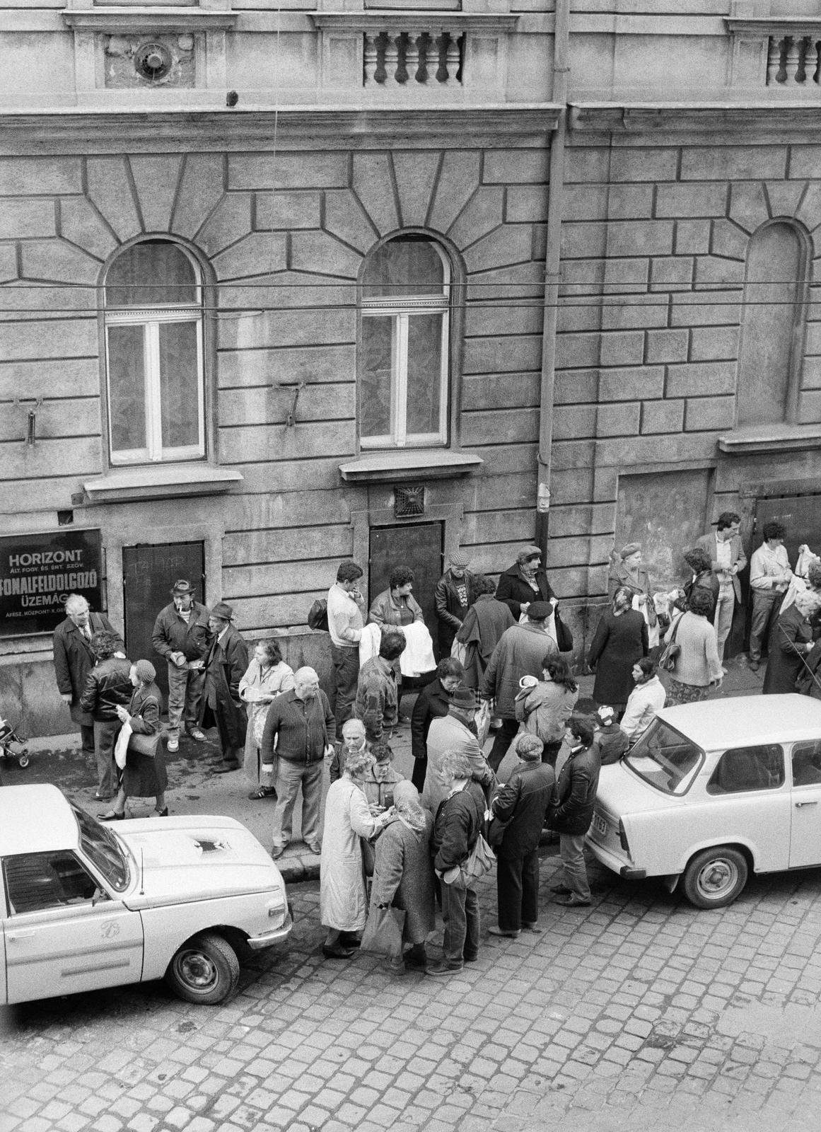 Magyarország, Budapest VII., engedély nélküli árusok a Hernád utca 5-ös számú ház Garay utcai oldalánál., 1985, Szebeni András, Budapest, Fortepan #302386