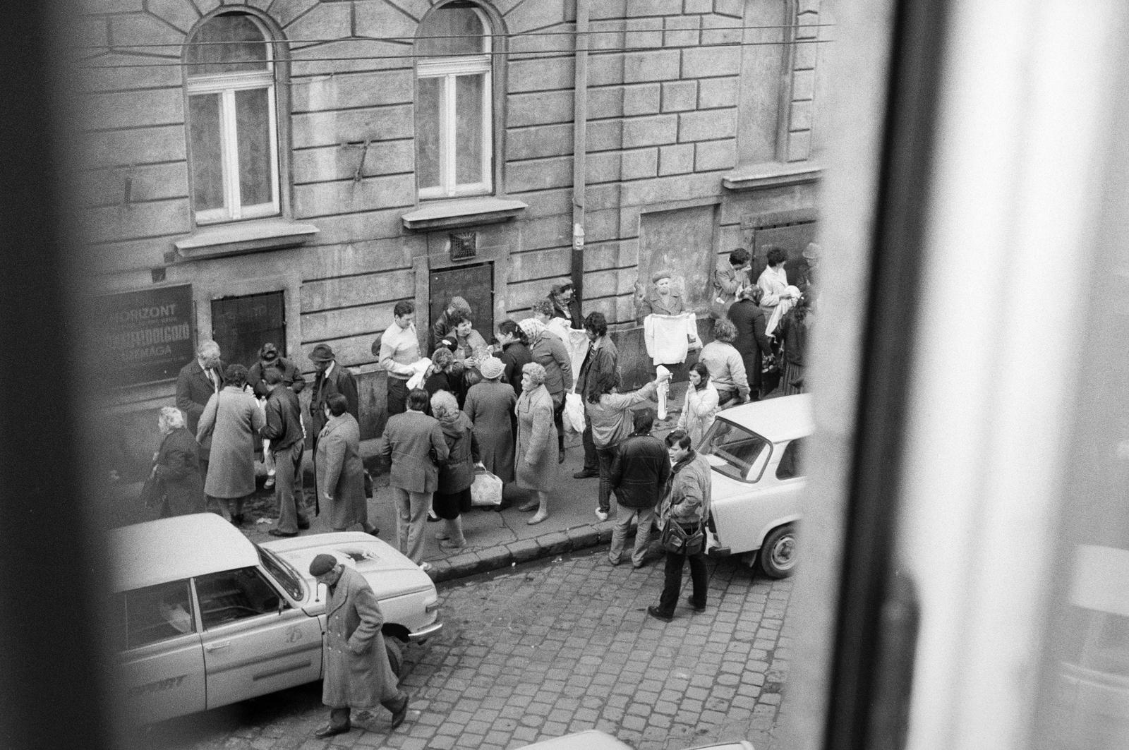 Magyarország, Budapest VII., engedély nélküli árusok a Hernád utca 5-ös számú ház Garay utcai oldalánál., 1985, Szebeni András, Budapest, Fortepan #302387