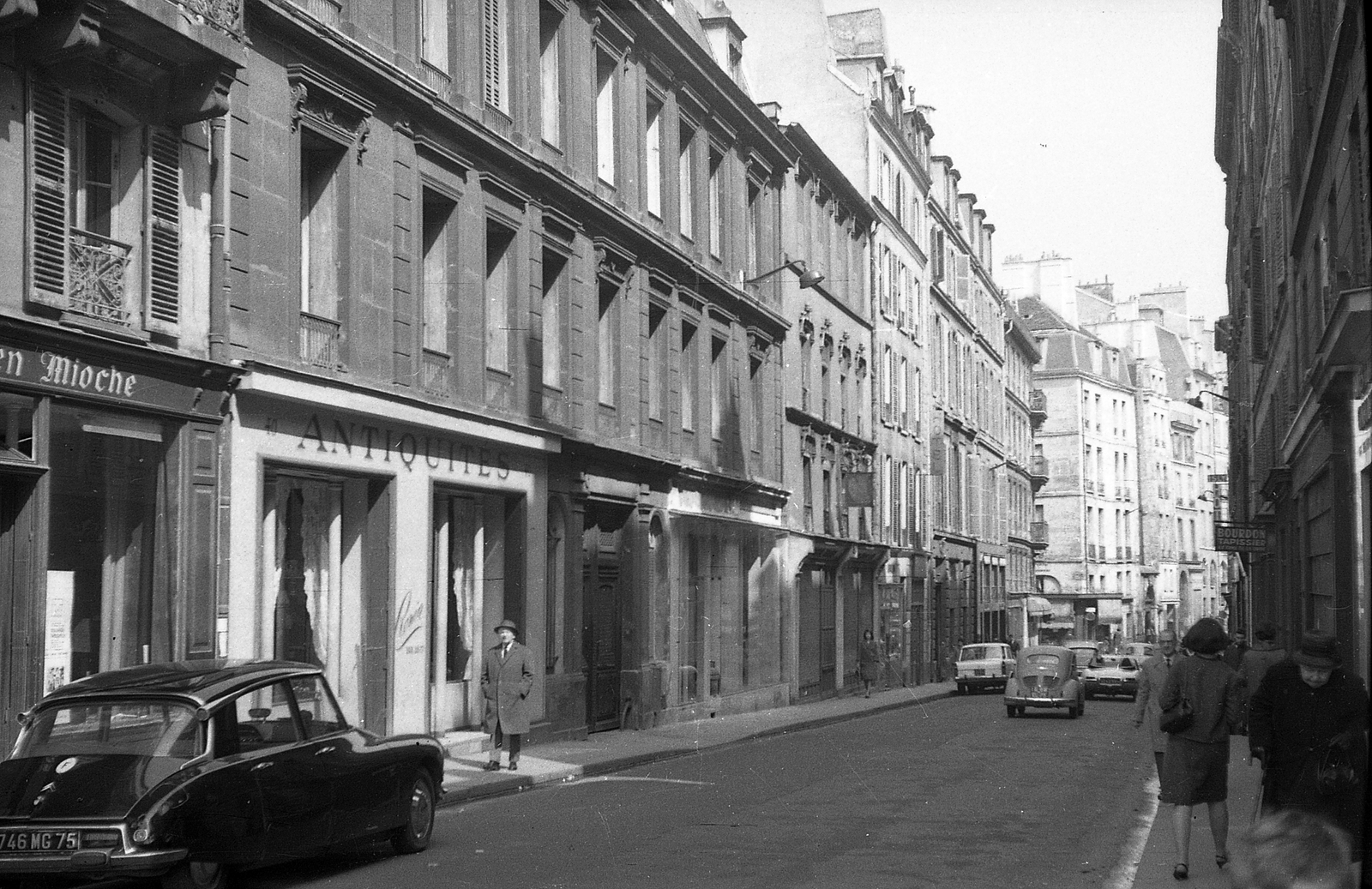France, Paris, Rue Bonaparte a Rue de l'Abbey felől a Rue Jacob felé nézve., 1966, Csőke József, French brand, Citroën-brand, automobile, number plate, antiquarian bookstore, country code sign, Fortepan #30240