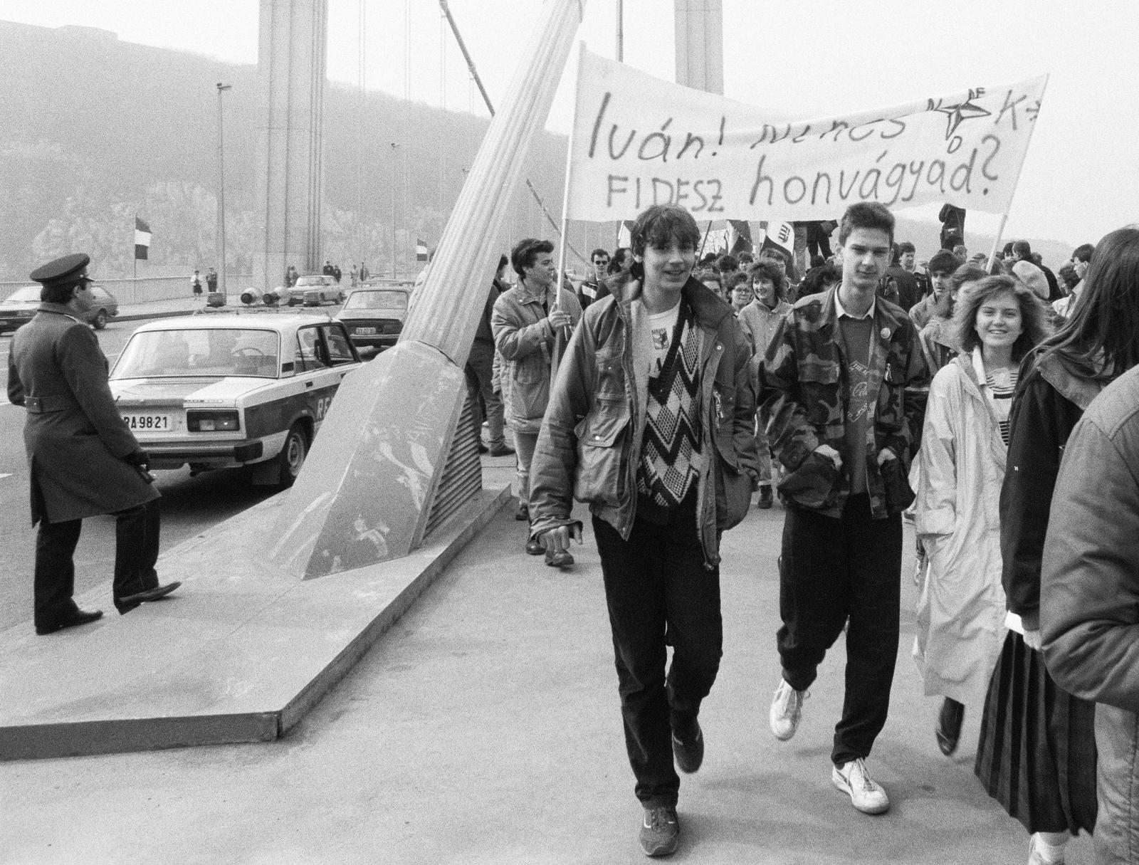 1989, Szebeni András, police vehicle, youth, label, bridge, march, Fortepan #302411