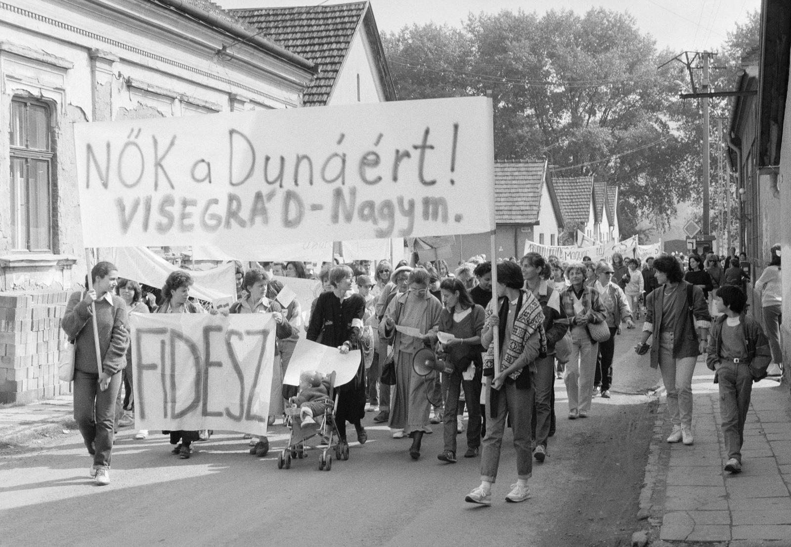 Magyarország,Dunakanyar, Nagymaros, a Német utca a mai Millennium sor és a Váci út közötti szakaszon, Nők a Dunáért tüntetés résztvevői 1988. szeptember 17-én., 1988, Szebeni András, hordozás, transzparens, Fortepan #302457