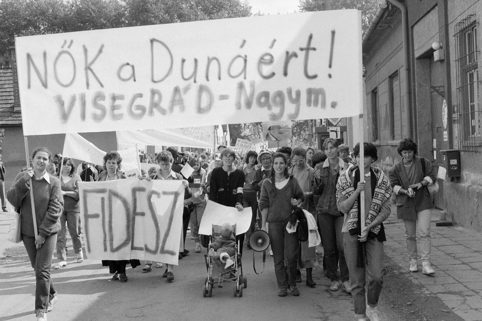 Hungary,Danube Bend, Nagymaros, a Német utca a mai Millennium sor és a Váci út közötti szakaszon, Nők a Dunáért tüntetés résztvevői 1988. szeptember 17-én., 1988, Szebeni András, Fortepan #302458