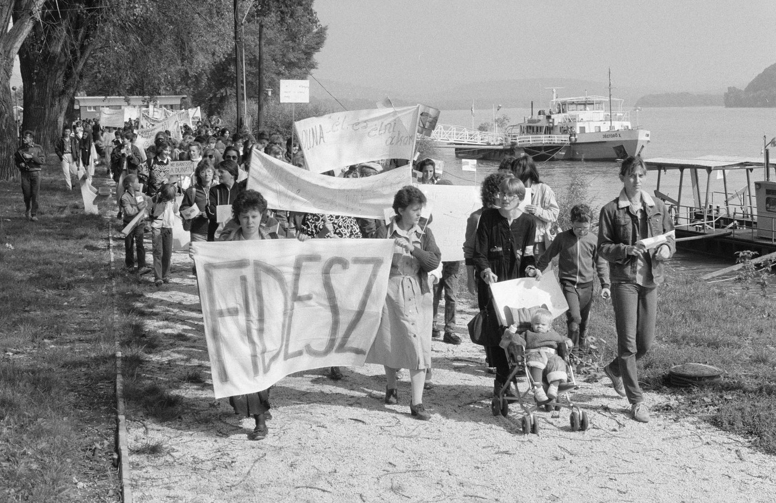 Magyarország,Dunakanyar, Nagymaros, Duna-part, Nők a Dunáért tüntetés résztvevői 1988. szeptember 17-én., 1988, Szebeni András, Fortepan #302459