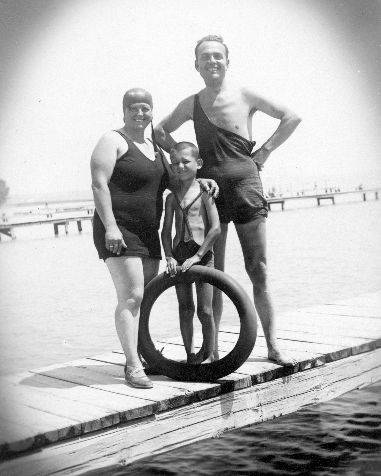 Hungary, Balatonalmádi, fövenyfürdő, strand., 1934, Pétek Edit, beach, lifebelt, swimming cap, akimbo, Fortepan #30247