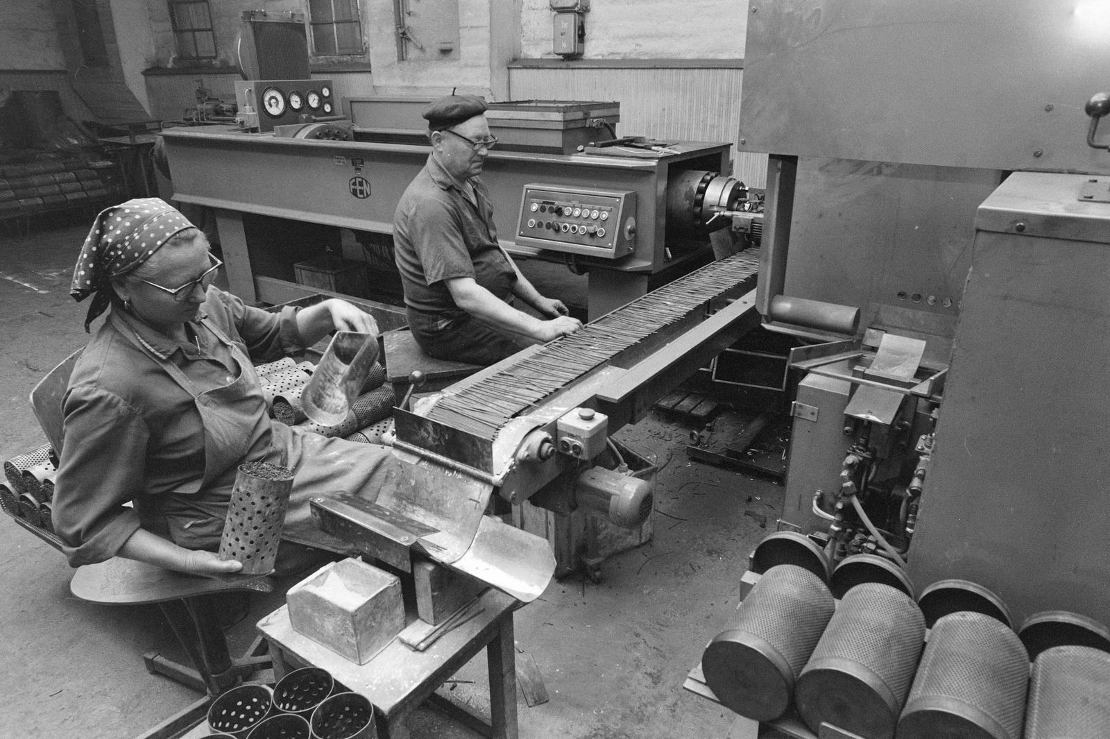 1986, Szebeni András, Best of, old person, conveyor belt, factory, Fortepan #302525