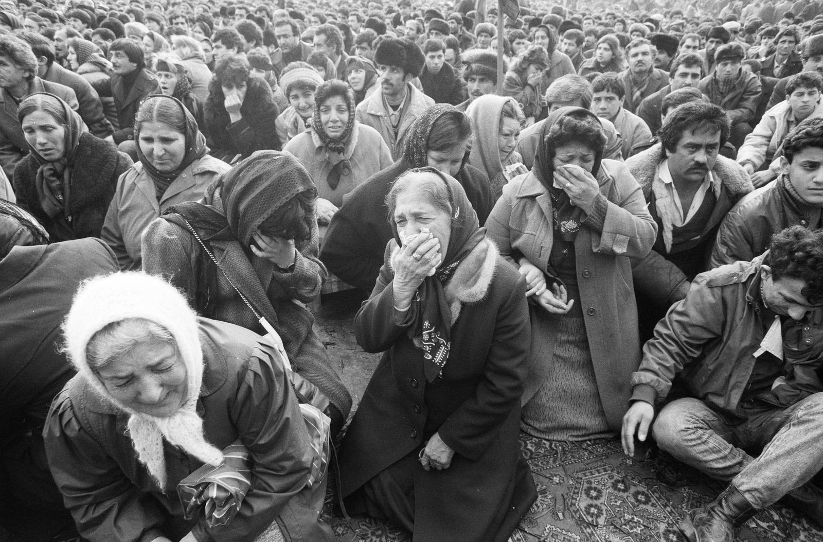 1990, Szebeni András, headscarf, mass, crying, Fortepan #302535