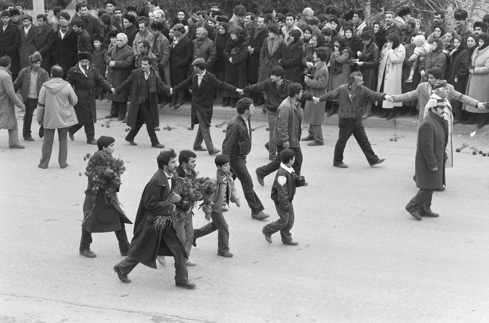 1990, Szebeni András, virág, kézenfogva, Fortepan #302559