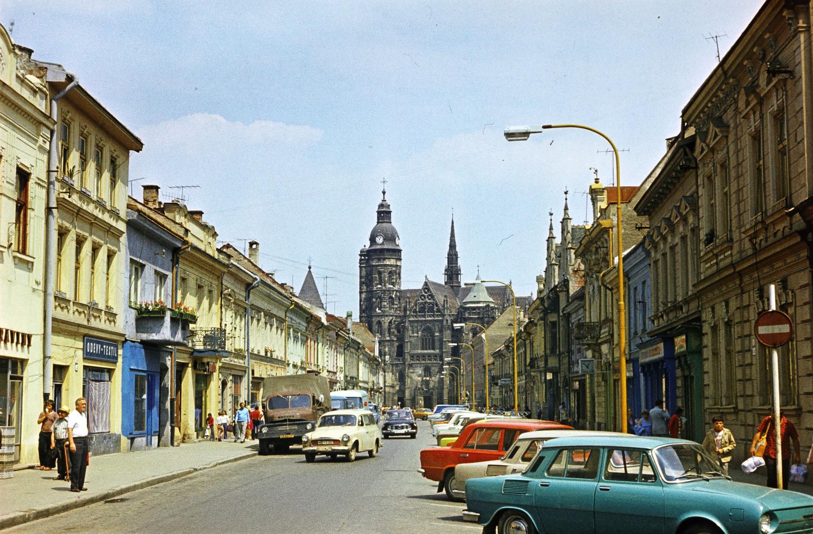 Slovakia, Košice, Erzsébet utca (Alžbetina ulica, ekkor Šrobárova ulica), szemben a Szent Erzsébet-főszékesegyház (Dóm)., 1974, Szomolányi József, colorful, church, church clock, Fortepan #302580