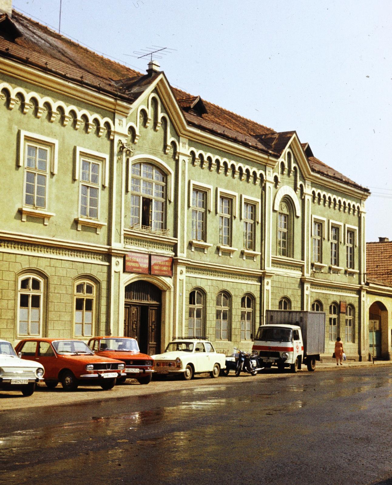 Romania,Transylvania, Gheorgheni, Márton Áron utca 10., Fogarasy Mihály Műszaki Líceum., 1974, Szomolányi József, colorful, public building, Fortepan #302581