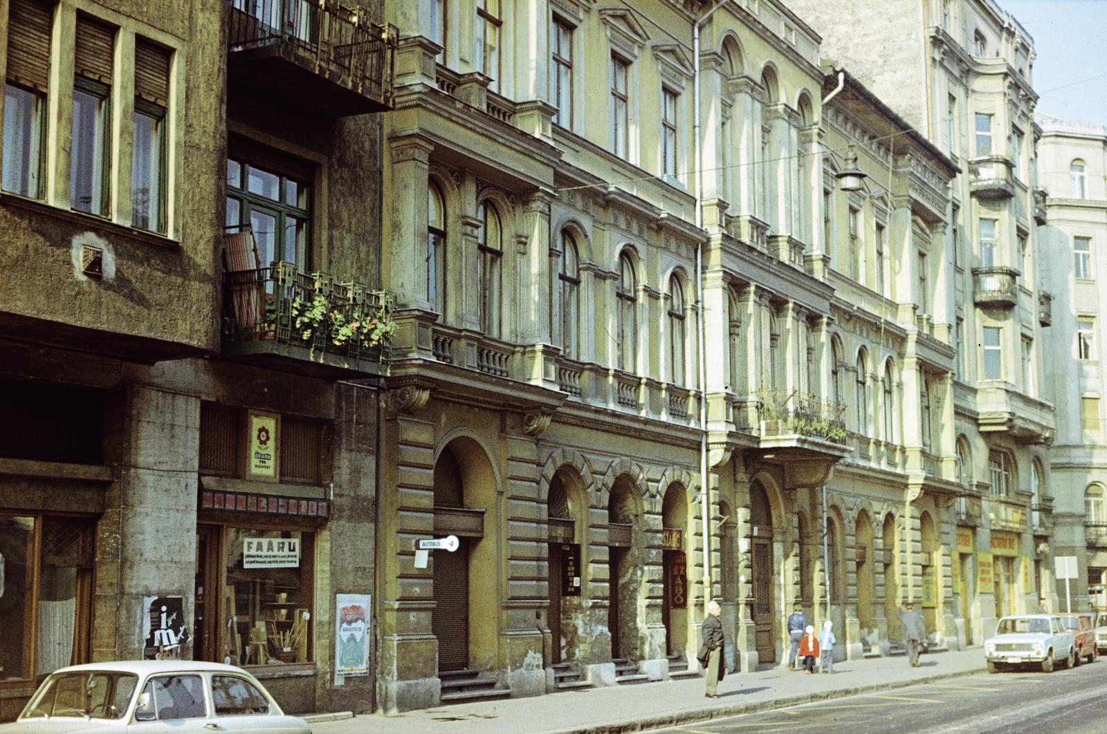 1980, Szomolányi József, színes, trafik, bérház, szabóság, buszmegálló, Fortepan #302585