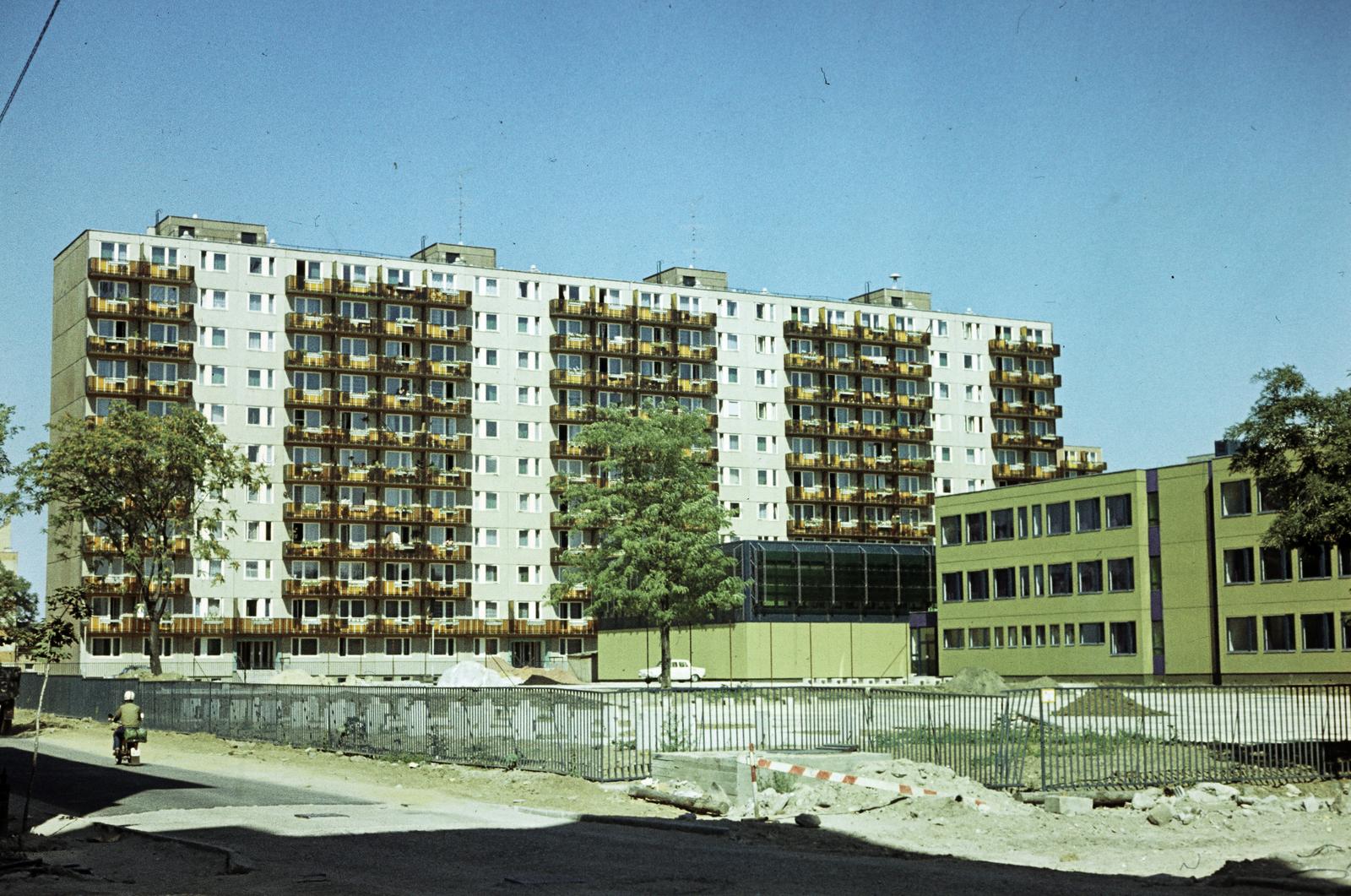 Magyarország, Budapest IV., a felvétel a Kassai utca és a Nyár utca kereszteződésénél készült, jobbra az Általános Iskola (később Benkő István Református Általános Iskola és Gimnázium), szemben a Munkásotthon utca 19-21-23-25. számú épület., 1980, Szomolányi József, színes, panelház, Budapest, Fortepan #302589