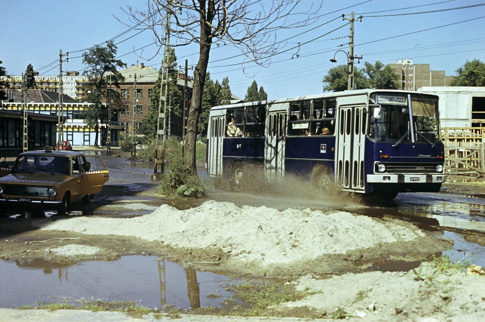 Magyarország, Budapest IV., Pozsonyi utca, szemben a klinkertégla burkolatú épület, a Tanoda (Április 4.) tér 1. szám alatt, a Könyves Kálmán Gimnázium., 1980, Szomolányi József, autóbusz, színes, viszonylatszám, viszonylattábla, Budapest, Fortepan #302591