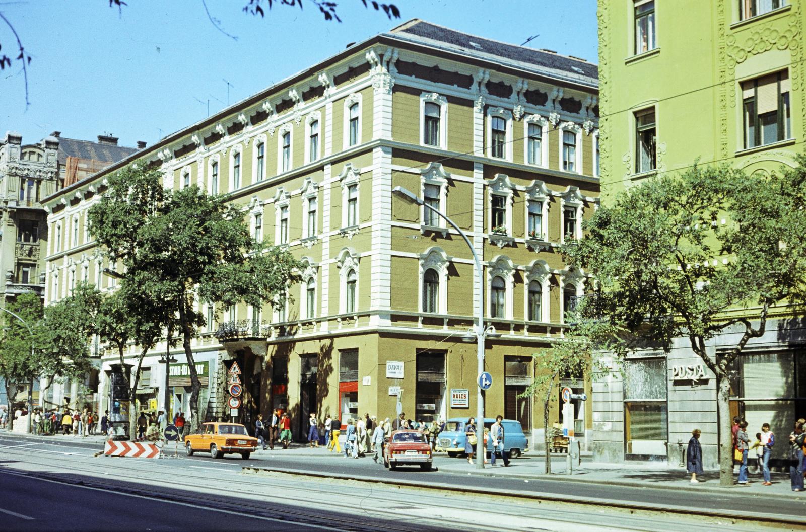Magyarország, Budapest XIII., Szent István körút, jobbra a Tátra (Sallai Imre) utca., 1980, Szomolányi József, színes, bérház, posta, útjavítás, Budapest, Fortepan #302593