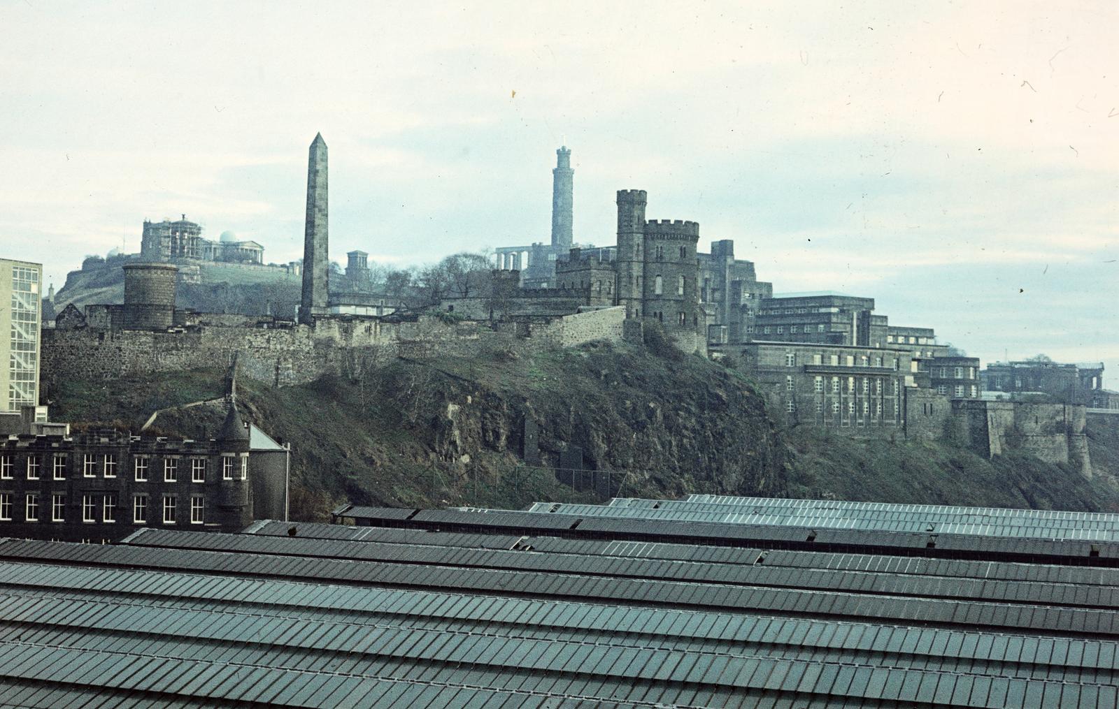 Egyesült Királyság,Skócia, Edinburgh, kilátás a Waverley pályaudvar feletti North Bridge-ről a Calton Hill felé., 1977, Szomolányi József, torony, színes, oszlop, Fortepan #302594
