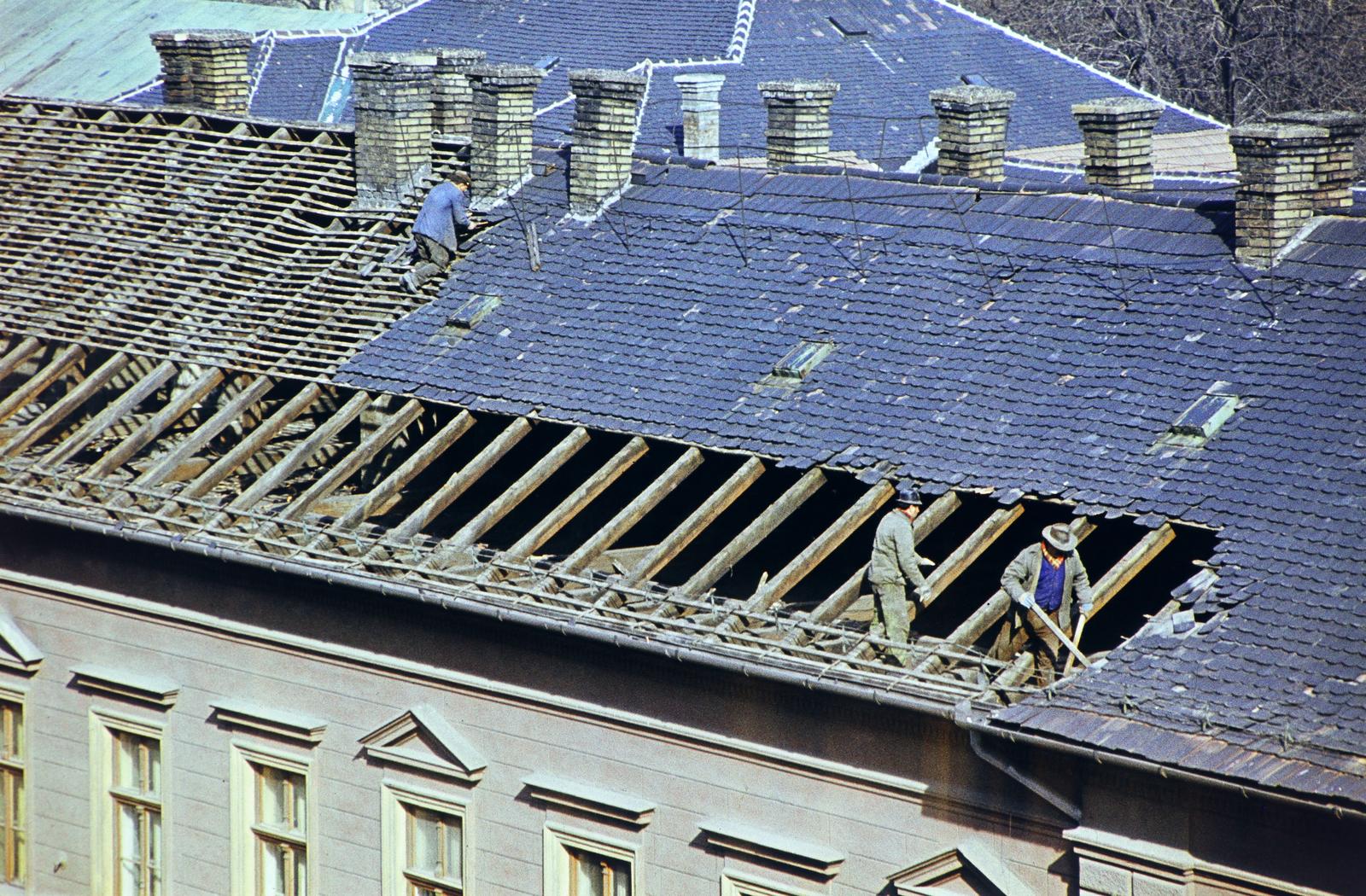 Hungary, Budapest VIII., Üllői út, a 82. számú épület tetőszerkezetének bontása., 1975, Szomolányi József, colorful, roof, tile roof , demolition, Budapest, Fortepan #302595