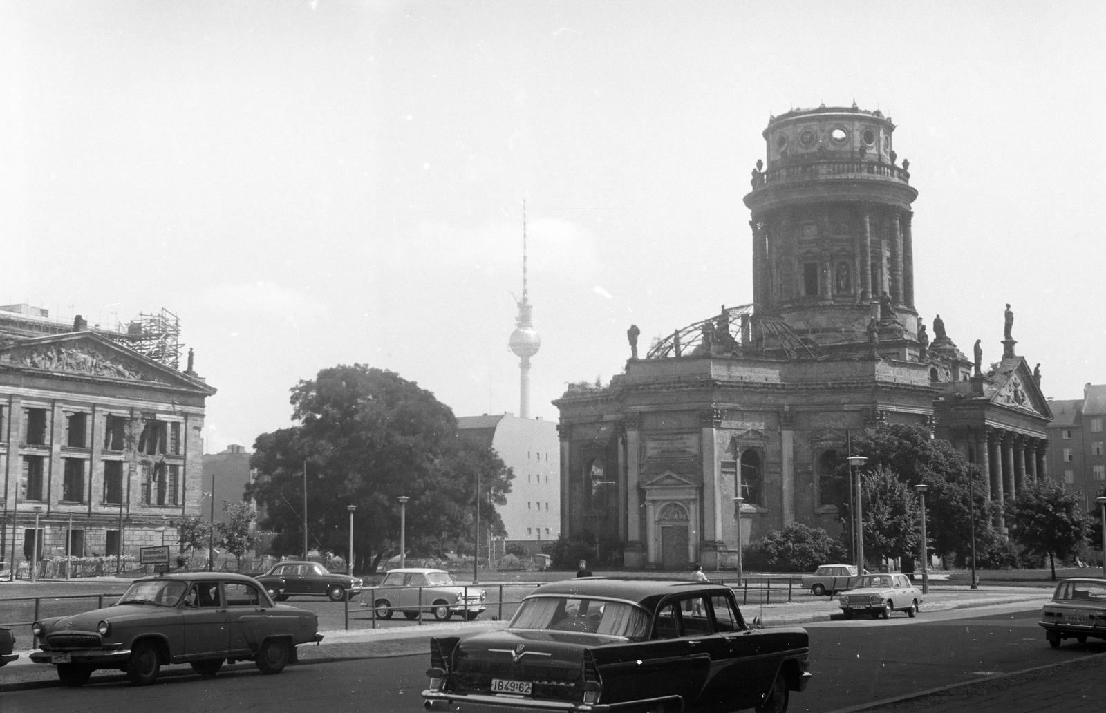 Germany, Berlin, Kelet-Berlin, Gendarmenmarkt az Anton-Wilhelm-Amo-Straße és a Charlotenstraße kereszteződése felől, jobbra a Német Székesegyház, balra a Schauspielhaus., 1966, Szomolányi József, radio tower, war damage, Fortepan #302605