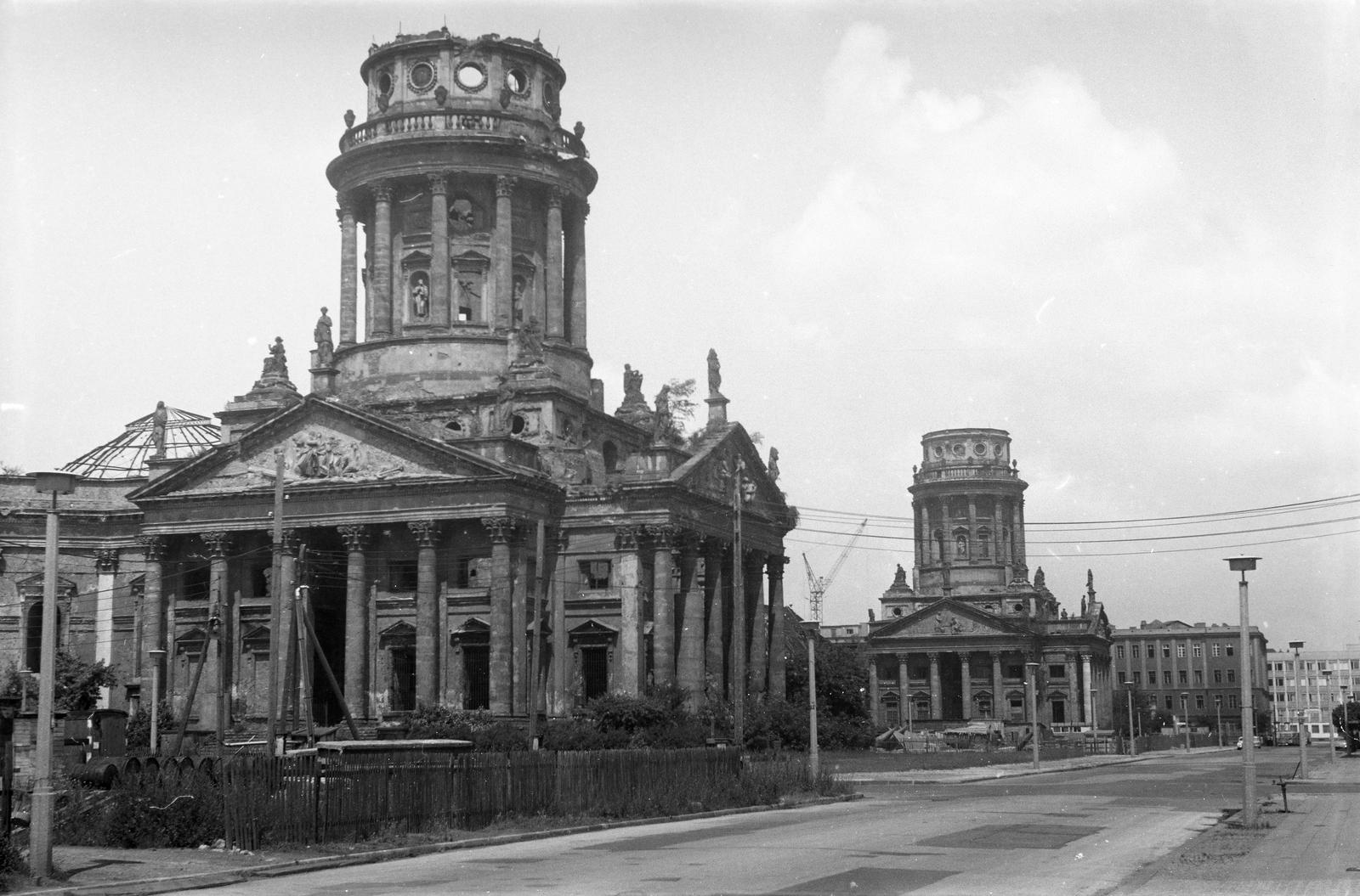Germany, Berlin, Kelet-Berlin, Gendarmenmarkt a Markgrafenstraße és az Anton-Wilhelm-Amo-Straße kereszteződése felől, előtérben a Német Székesegyház, háttérben a Francia Székesegyház., 1966, Szomolányi József, pediment, colonnade, war damage, ruins, Fortepan #302606