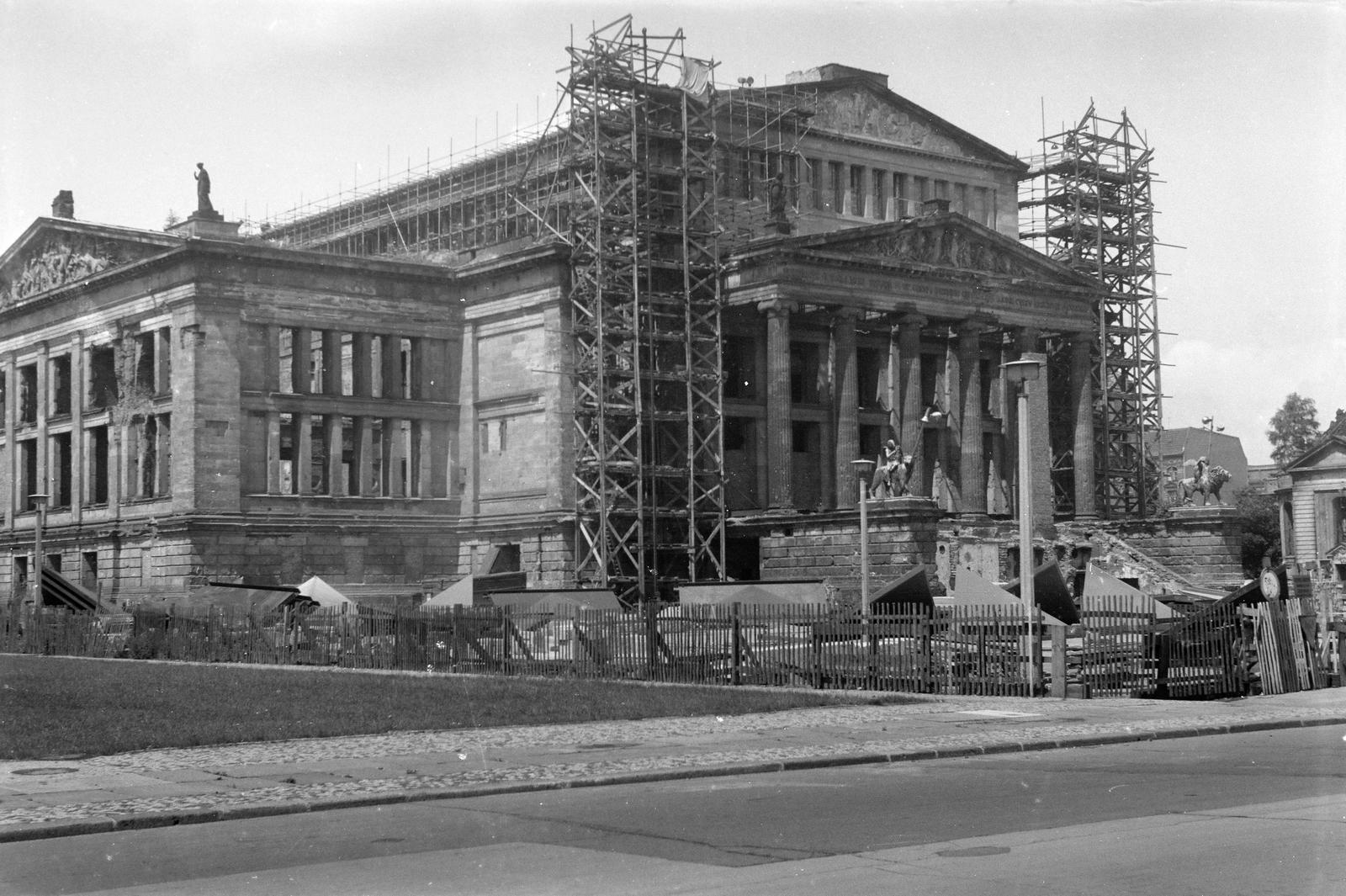 Németország, Berlin, Kelet-Berlin, Gendarmenmarkt a Markgrafenstraße és a Taubenstraße kereszteződése felől, a képen középen a Schauspielhaus., 1966, Szomolányi József, építkezés, Fortepan #302607