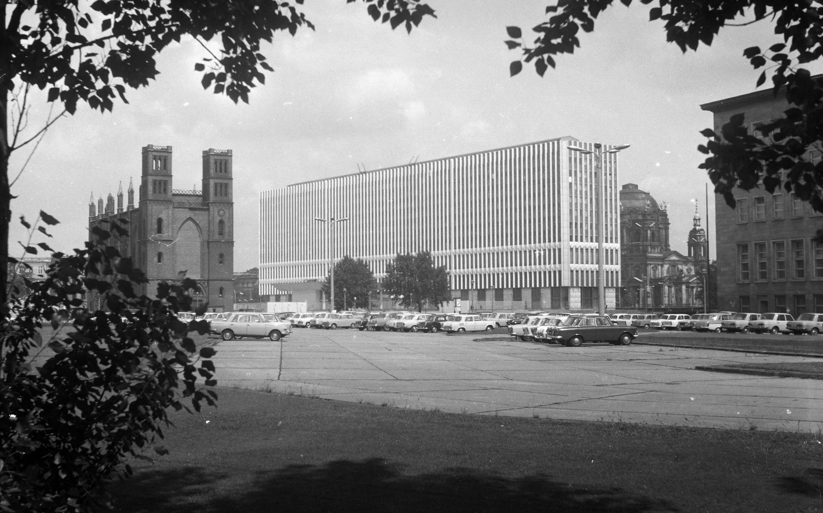 Németország, Berlin, Kelet-Berlin, a Kurstraße-Werderscher Markt sarok az Oberwallstraße felöl nézve. A kép bal szélén a Friedrichwerdersche Kirche, középen a Ministerium für Auswärtige Angelegenheiten der DDR (az NDK Külügyminisztériuma) mára elbontott épülete, a háttérben a Berliner Dom épülete., 1966, Szomolányi József, modern építészet, parkoló, Fortepan #302608