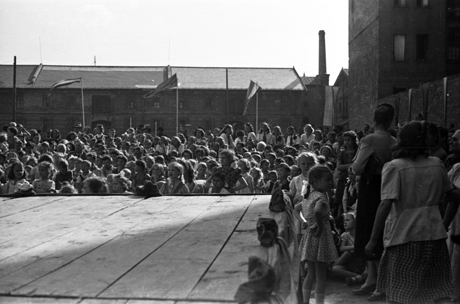 Hungary, Budapest IX., Közraktár utca - Kinizsi utca saroktelek., 1949, Fortepan, Budapest, kids, audience, festive, Fortepan #30261