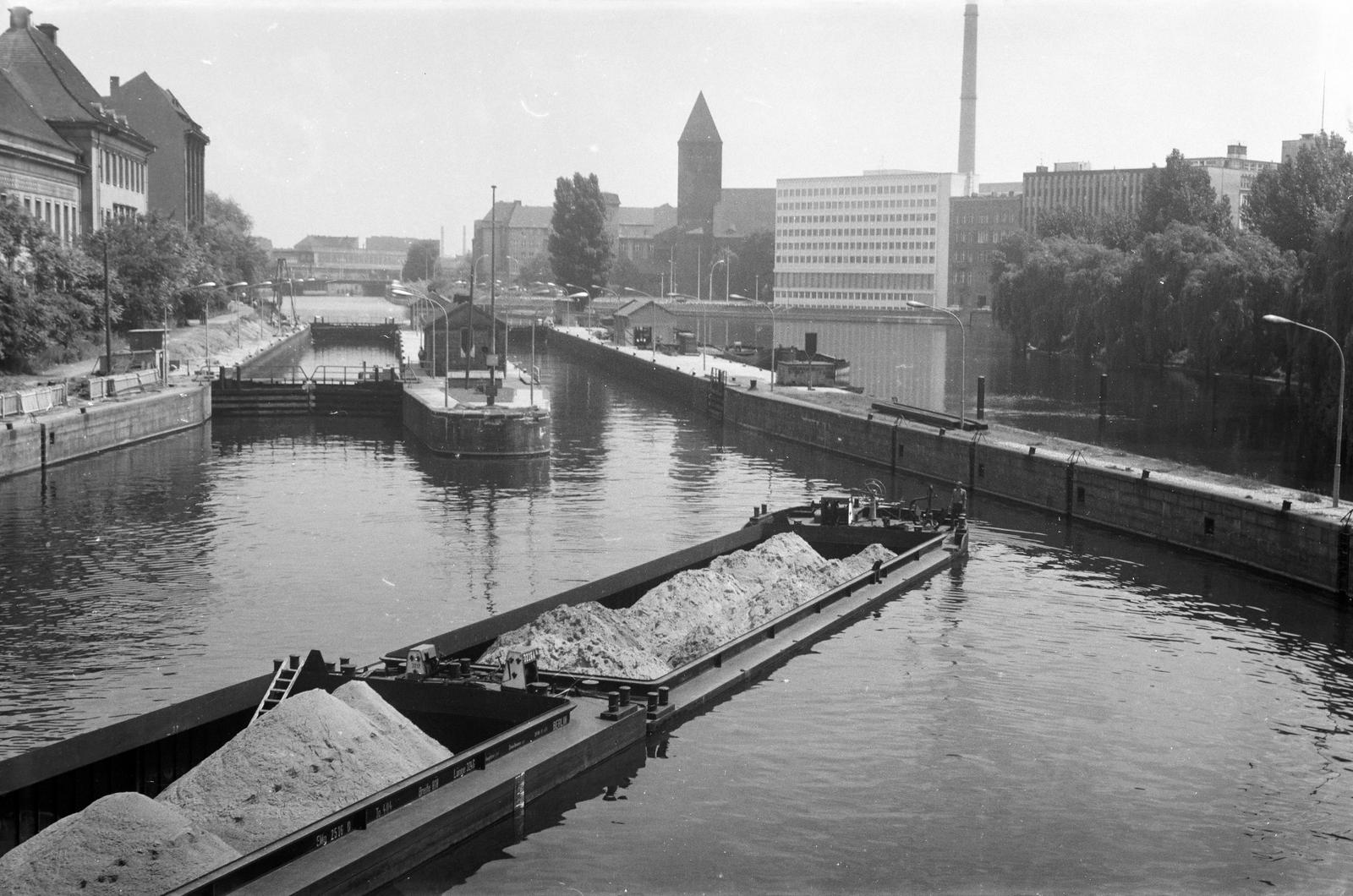 Germany, Berlin, Kelet-Berlin, kilátás a Mühlendamm hídról a Mühlendamm-zsilipre., 1966, Szomolányi József, canal, building material, Fortepan #302611