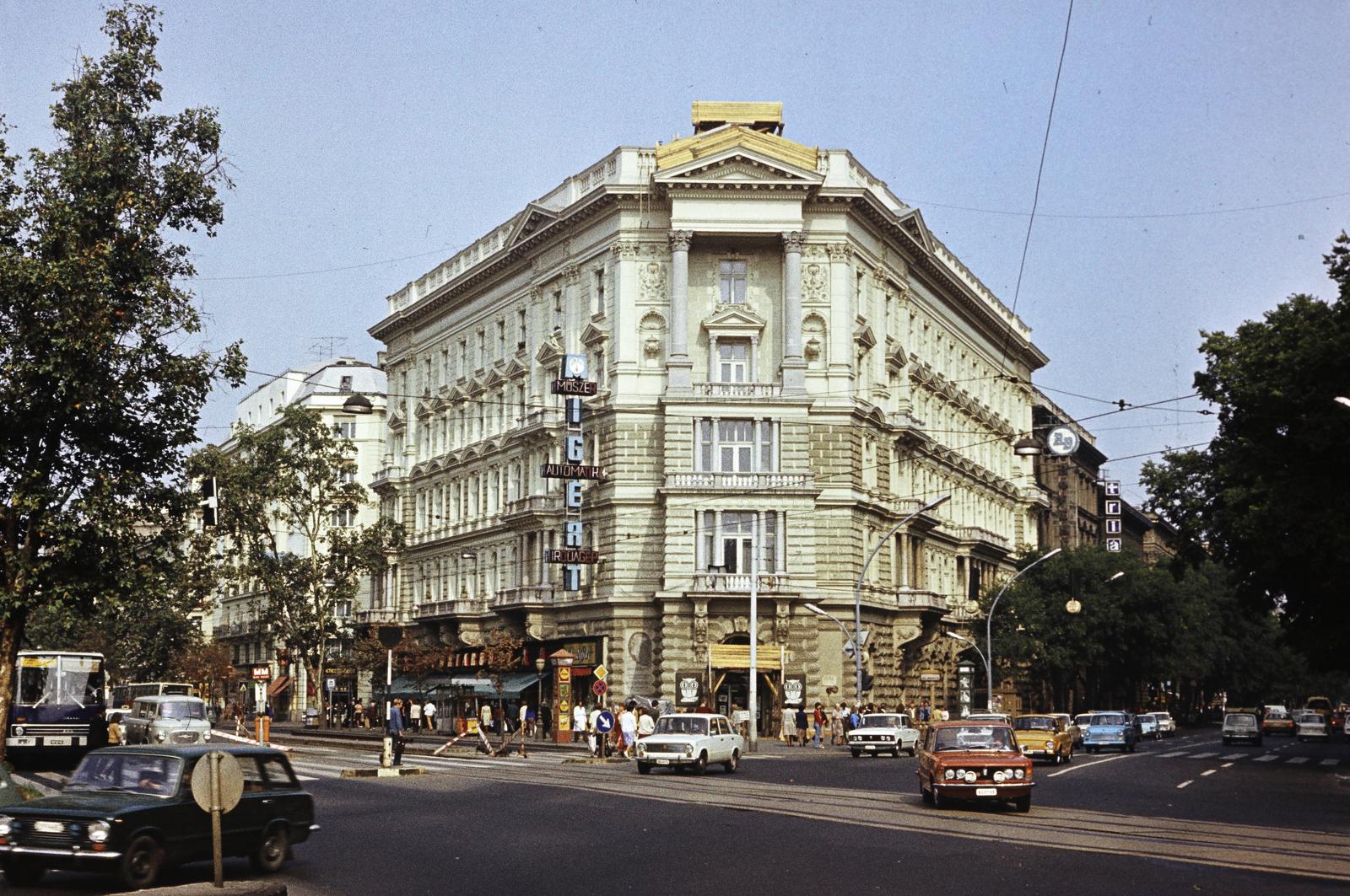 1981, Szomolányi József, ad pillar, colorful, antiquarian bookstore, intersection, Fortepan #302618