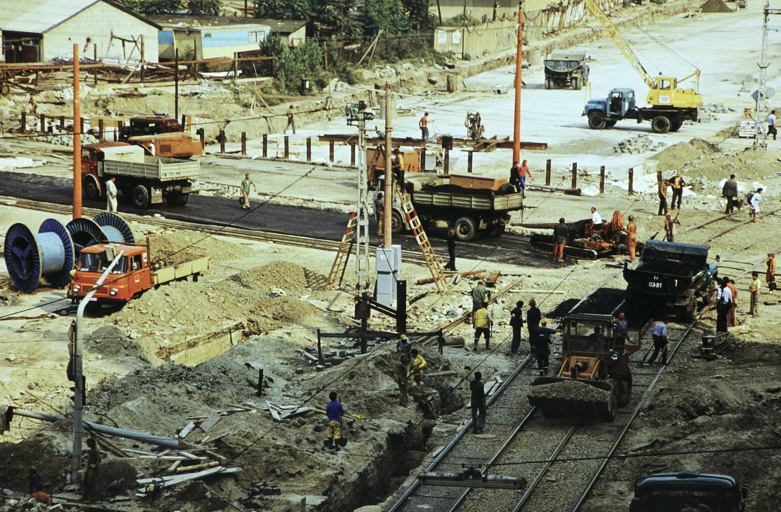 Magyarország, Budapest VIII.,Budapest IX., Üllői út, kilátás a 121-es számú házból a Nagyvárad tér felé., 1975, Szomolányi József, színes, építőanyag, létra, kábeldob, munkagép, aszfaltozás, Budapest, Fortepan #302628