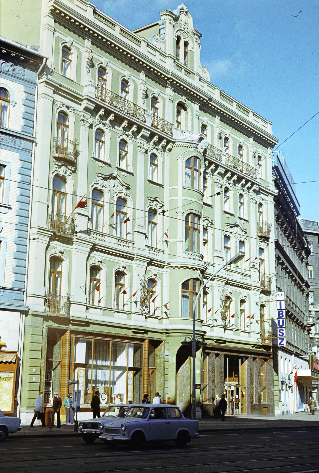 Magyarország, Budapest VII., Erzsébet (Lenin) körút, szemben a 6. számú ház., 1980, Szomolányi József, színes, épületdísz, Ibusz, Budapest, Fortepan #302631