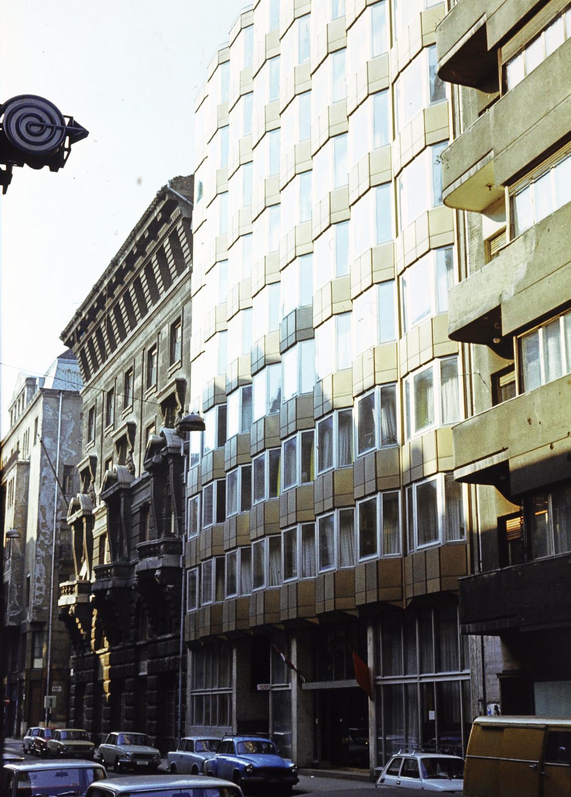 Hungary, Budapest V., Október 6. utca 12., a Hungarocoop Szövetkezeti Külkereskedelmi Vállalat székháza., 1980, Szomolányi József, modern architecture, colorful, Budapest, Fortepan #302635