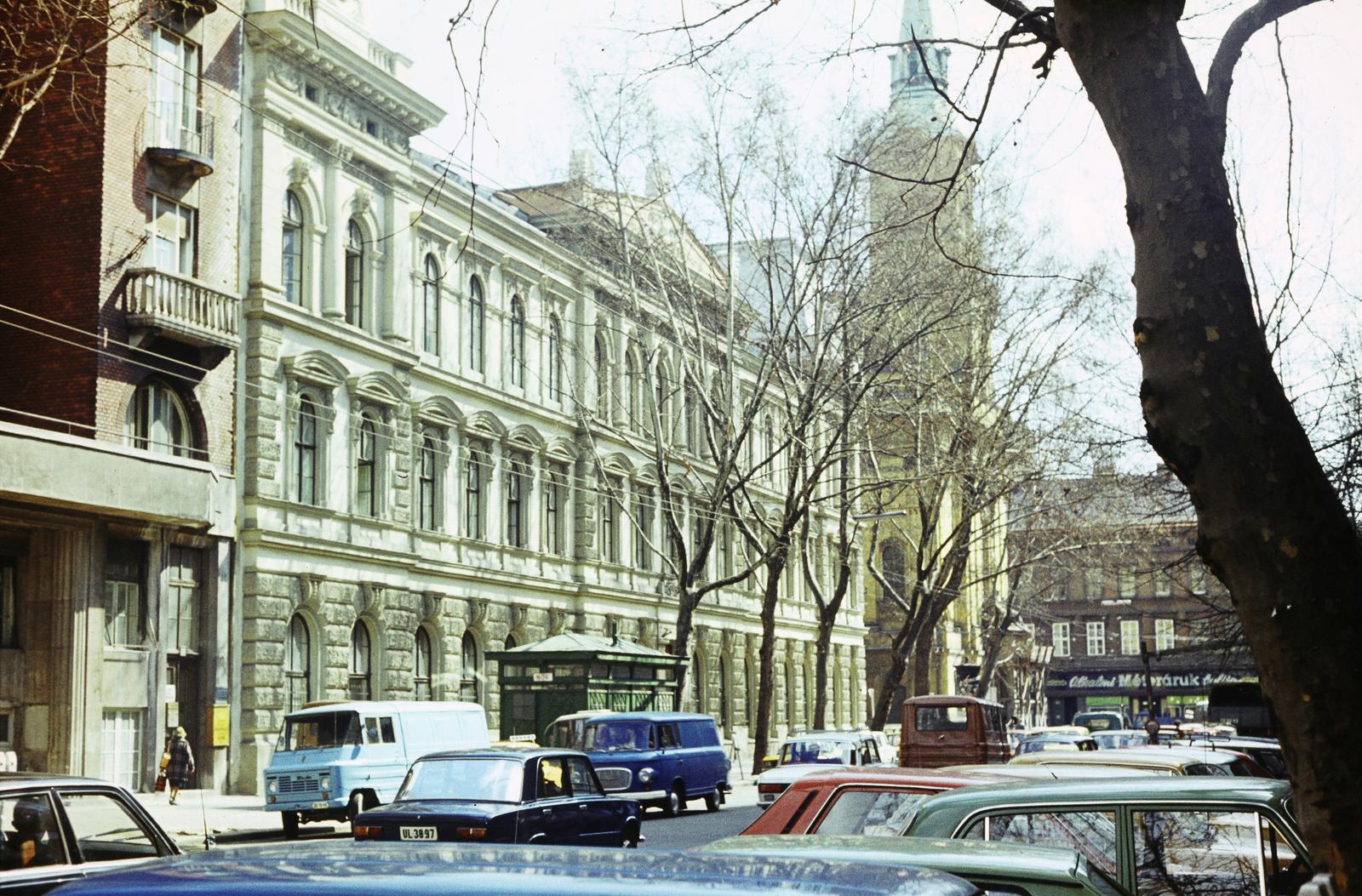 Magyarország, Budapest VI., Nagymező utca, szemben a Szent Teréz (Labda) utca és a Király (Majakovszkij) utca között az Avilai nagy Szent Teréz-templom (Terézvárosi templom)., 1978, Szomolányi József, nyilvános WC, színes, Barkas-márka, Budapest, Fortepan #302644