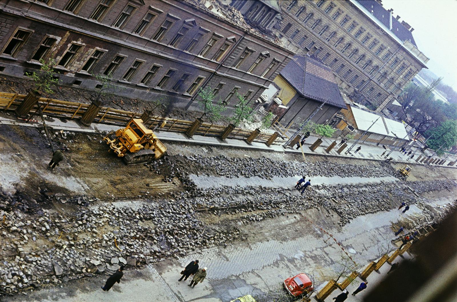 Magyarország, Budapest VIII., Üllői út, kilátás a 121-es számú házból, jobbra a 82. számú épület bontása., 1975, Szomolányi József, felülnézet, színes, nagykockakő, favédő, munkagép, Budapest, Fortepan #302651