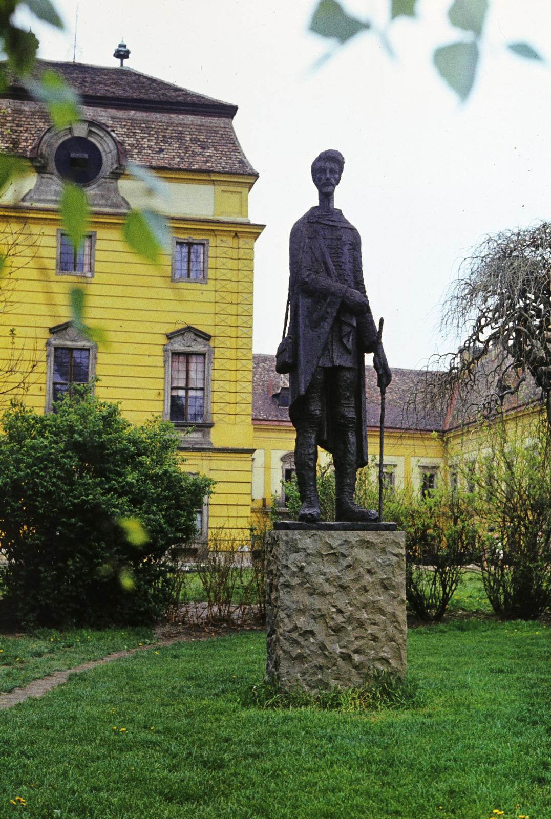 Magyarország, Pápa, Gróf út, az Eszterházy kastély parkja, Somogyi József alkotása (1973) Petőfi Sándor szobra., 1975, Szomolányi József, szobor, színes, Petőfi-ábrázolás, Fortepan #302653