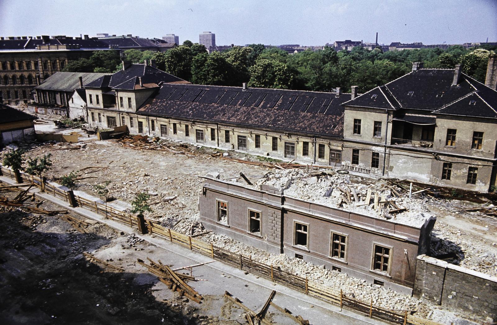 Magyarország, Budapest VIII., Üllői út, a 82. számú épület bontása., 1975, Szomolányi József, színes, épületbontás, Budapest, Fortepan #302655