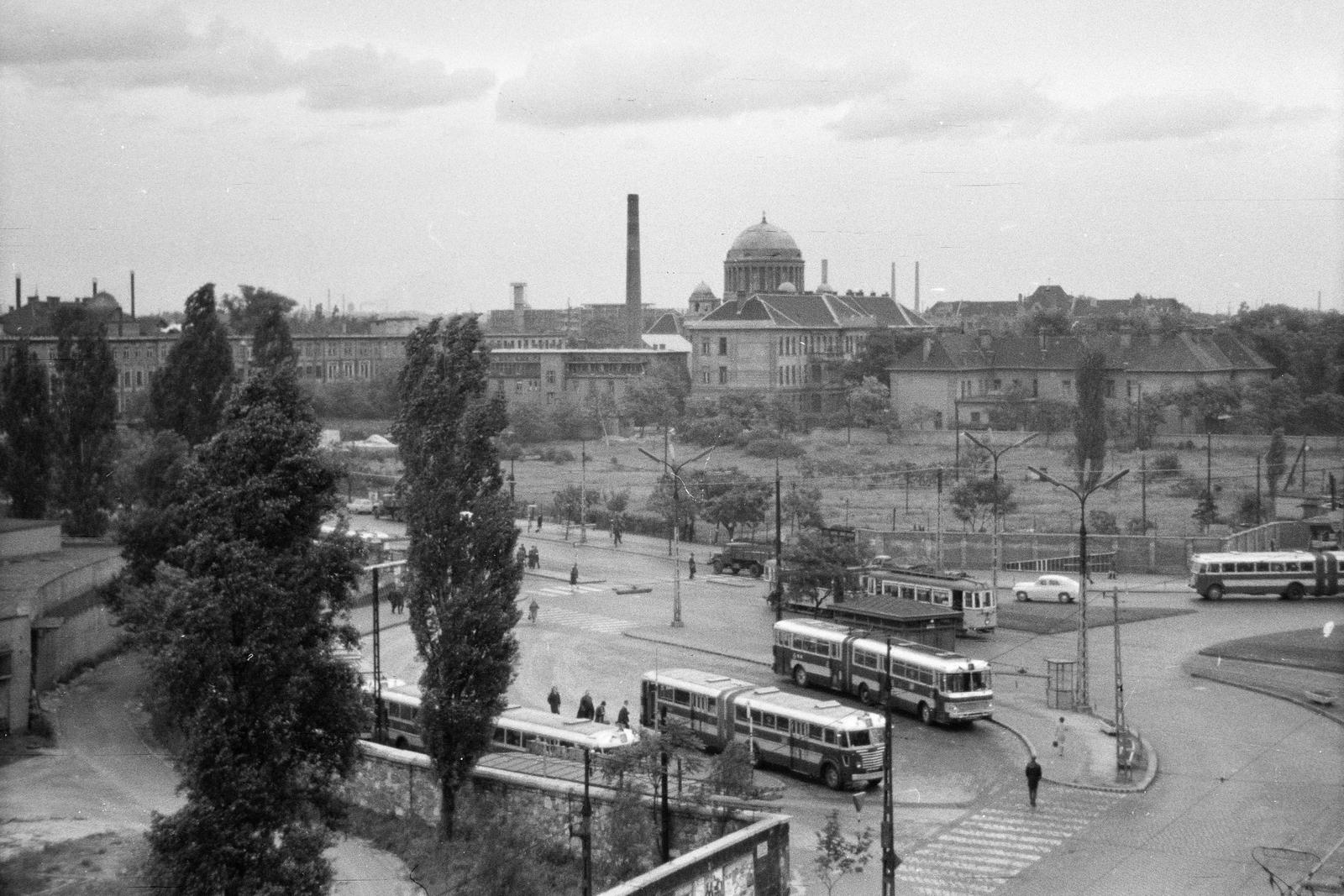 Hungary, Budapest VIII., Üllői út, kilátás a 121-es számú házból a Nagyvárad tér felé, háttérben a Magyarok Nagyasszonya (Rezső) téri templom, szemben a Heim Pál gyermekkórház épületei láthatók., 1966, Szomolányi József, bus, crosswalk, public transport, tram, Budapest, Fortepan #302663