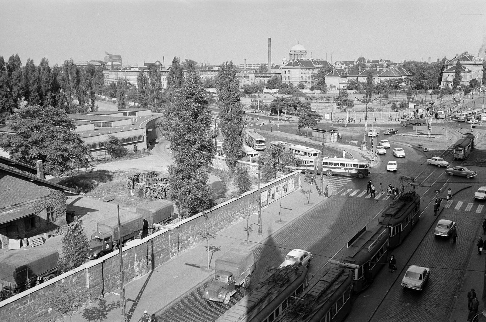 Hungary, Budapest VIII.,Budapest IX., Üllői út, kilátás a 121-es számú házból a Nagyvárad tér felé, háttérben a Magyarok Nagyasszonya (Rezső) téri templom, jobb szélen a Heim Pál gyermekkórház épületei láthatók., 1970, Szomolányi József, commercial vehicle, tilt, transport, Budapest, Fortepan #302679