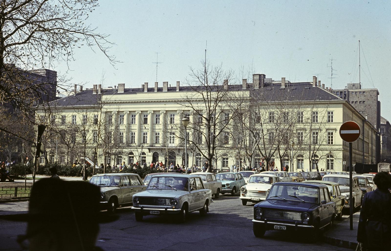 Hungary, Budapest V., Honvéd (Néphadsereg) tér, szemben a Honvéd utca 28., az egykori Valero selyemgyár épülete., 1982, Szomolányi József, number plate, colorful, square, Budapest, Fortepan #302681