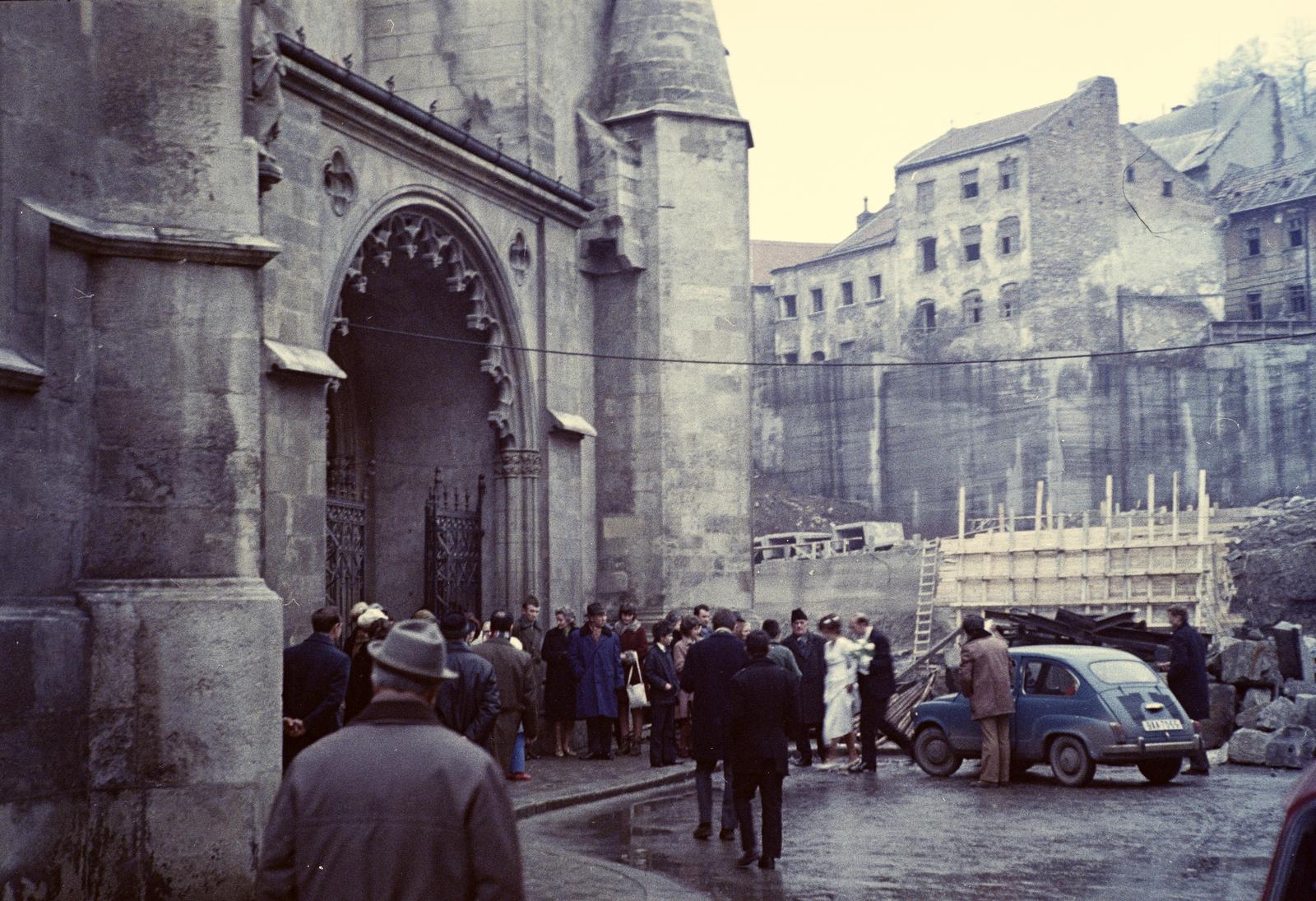 Slovakia, Bratislava, Székesegyház tér (Rudnayovo námestie), balra a Szent Márton koronázó templom., 1974, Szomolányi József, colorful, groom, bride, Fortepan #302683