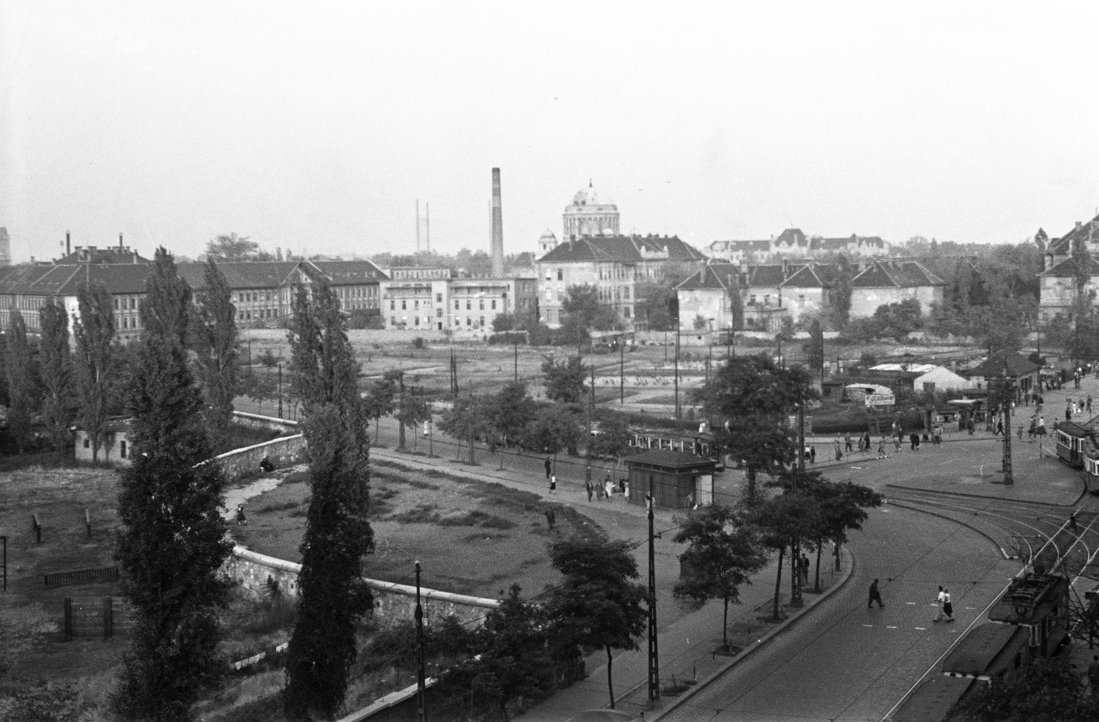 Hungary, Budapest VIII.,Budapest IX., Üllői út, kilátás a 121-es számú házból a Nagyvárad tér felé, háttérben a Magyarok Nagyasszonya (Rezső) téri templom, jobb szélen a Heim Pál gyermekkórház épületei láthatók., 1965, Szomolányi József, bird's eye view, public toilet, square, public transport, tram, Budapest, Fortepan #302689