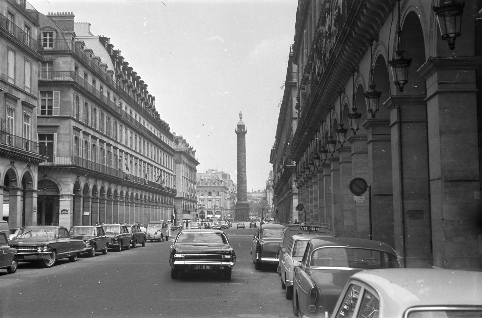 Franciaország, Párizs, Rue de Castiglione, szemben a Vendôme téren a Vendôme oszlop látható., 1973, Szomolányi József, emlékmű, Fortepan #302690