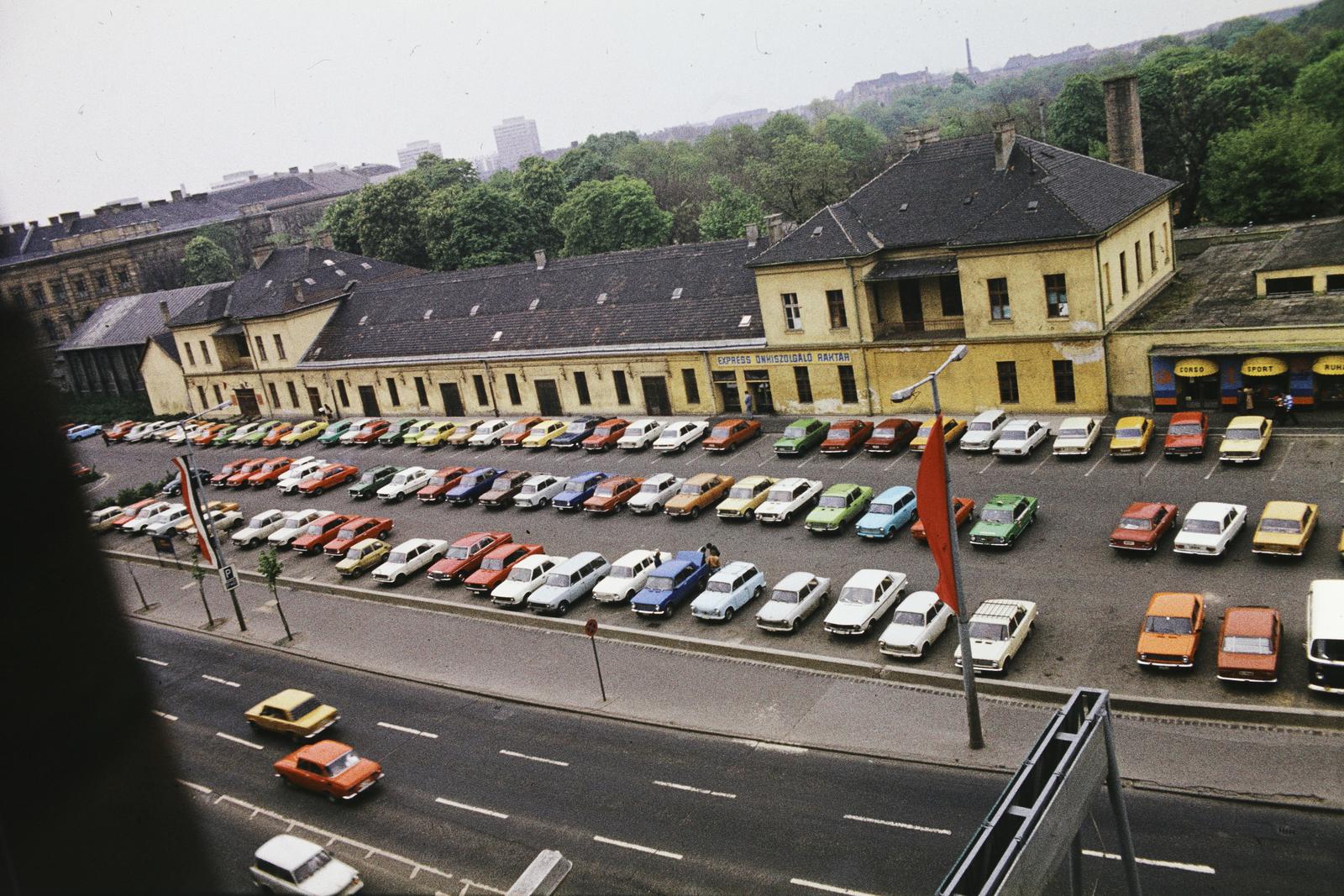Magyarország, Budapest VIII., Üllői út, kilátás a 121-es számú házból a Ludovika (Kun Béla) tér irányába, jobbra a háttérben az Orczy kert (Asztalos János Ifjúsági Park)., 1981, Szomolányi József, parkoló, színes, raktár, Budapest, Fortepan #302691