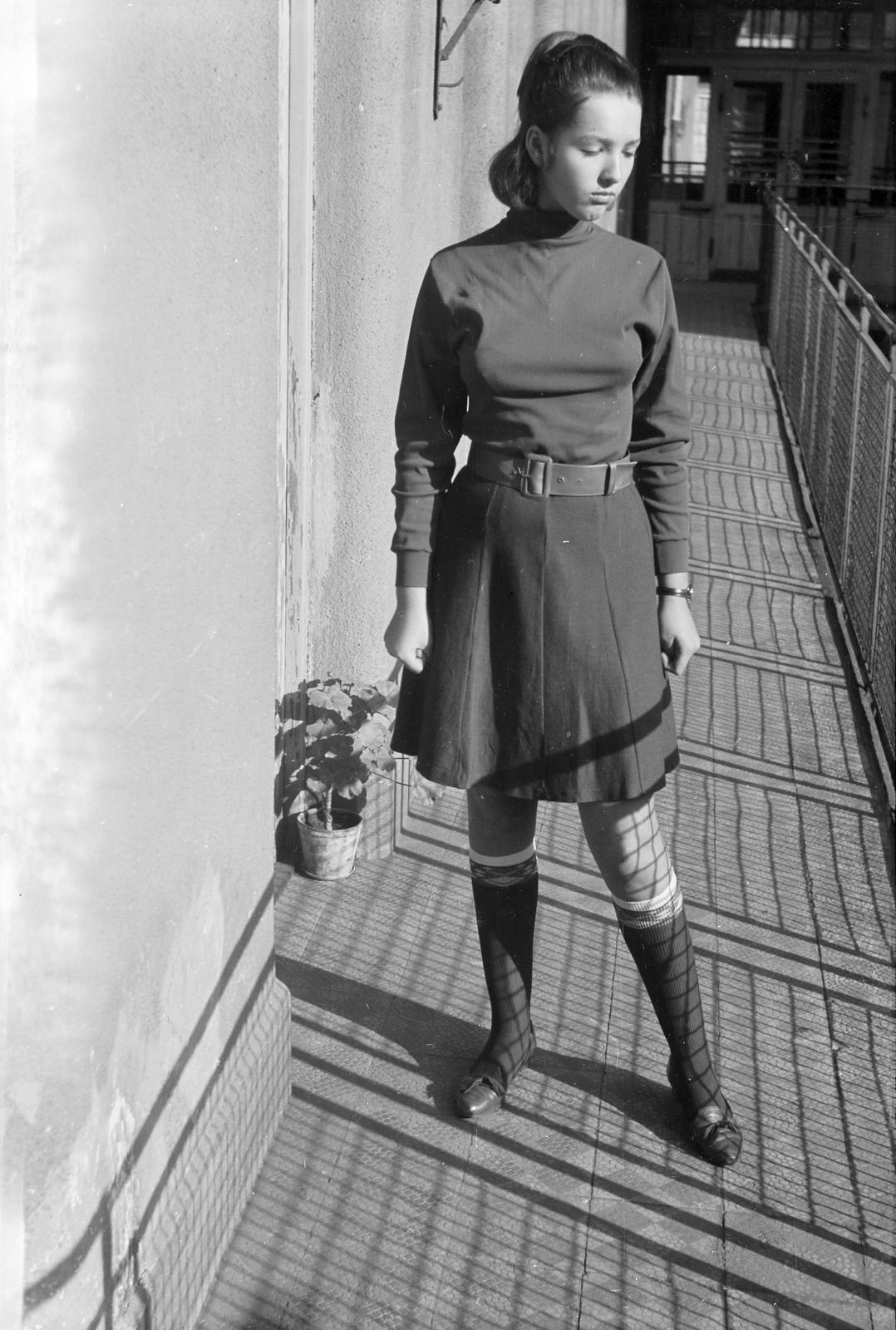 Hungary, Budapest VIII., a felvétel az Üllői út 121-es számú ház körfolyosóján készült., 1967, Szomolányi József, Best of, skirt, knee snocks, belt, turtleneck, Budapest, Fortepan #302692