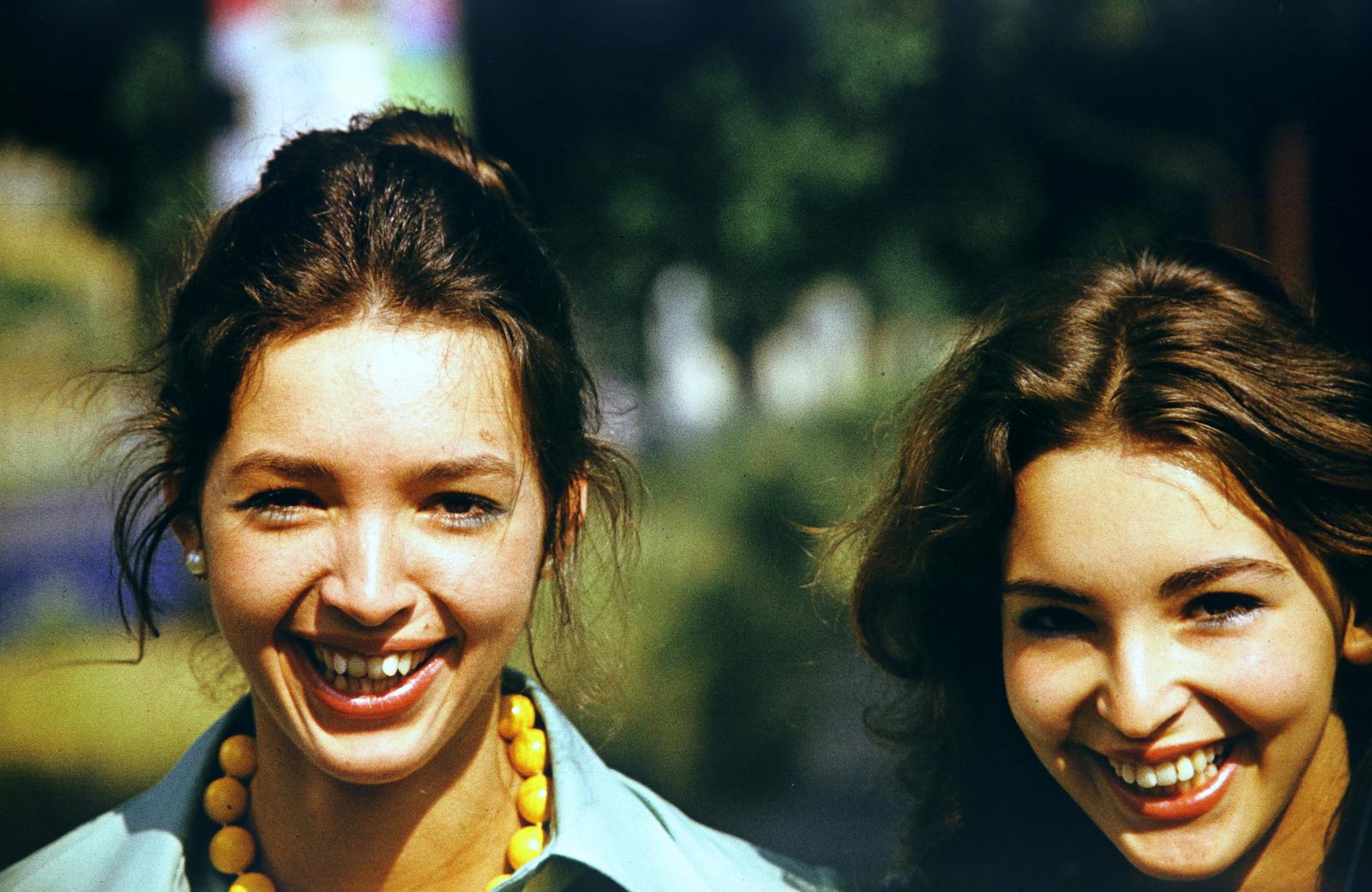 Magyarország, Budapest VIII., a felvétel az Orczy (Mező Imre) úton készült, az Orczy kertnél (Asztalos János Ifjúsági Park)., 1972, Szomolányi József, mosoly, színes, lányok, Budapest, Fortepan #302695