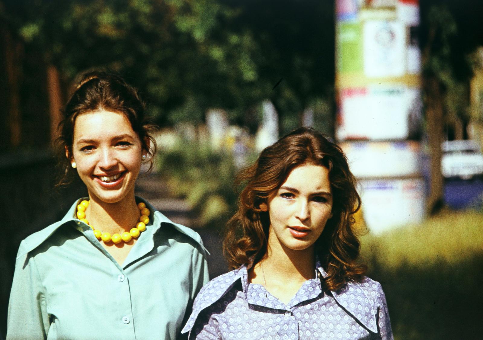 Magyarország, Budapest VIII., a felvétel az Orczy (Mező Imre) úton készült, az Orczy kertnél (Asztalos János Ifjúsági Park)., 1972, Szomolányi József, színes, bizsu, lányok, testvérek, Budapest, Fortepan #302696