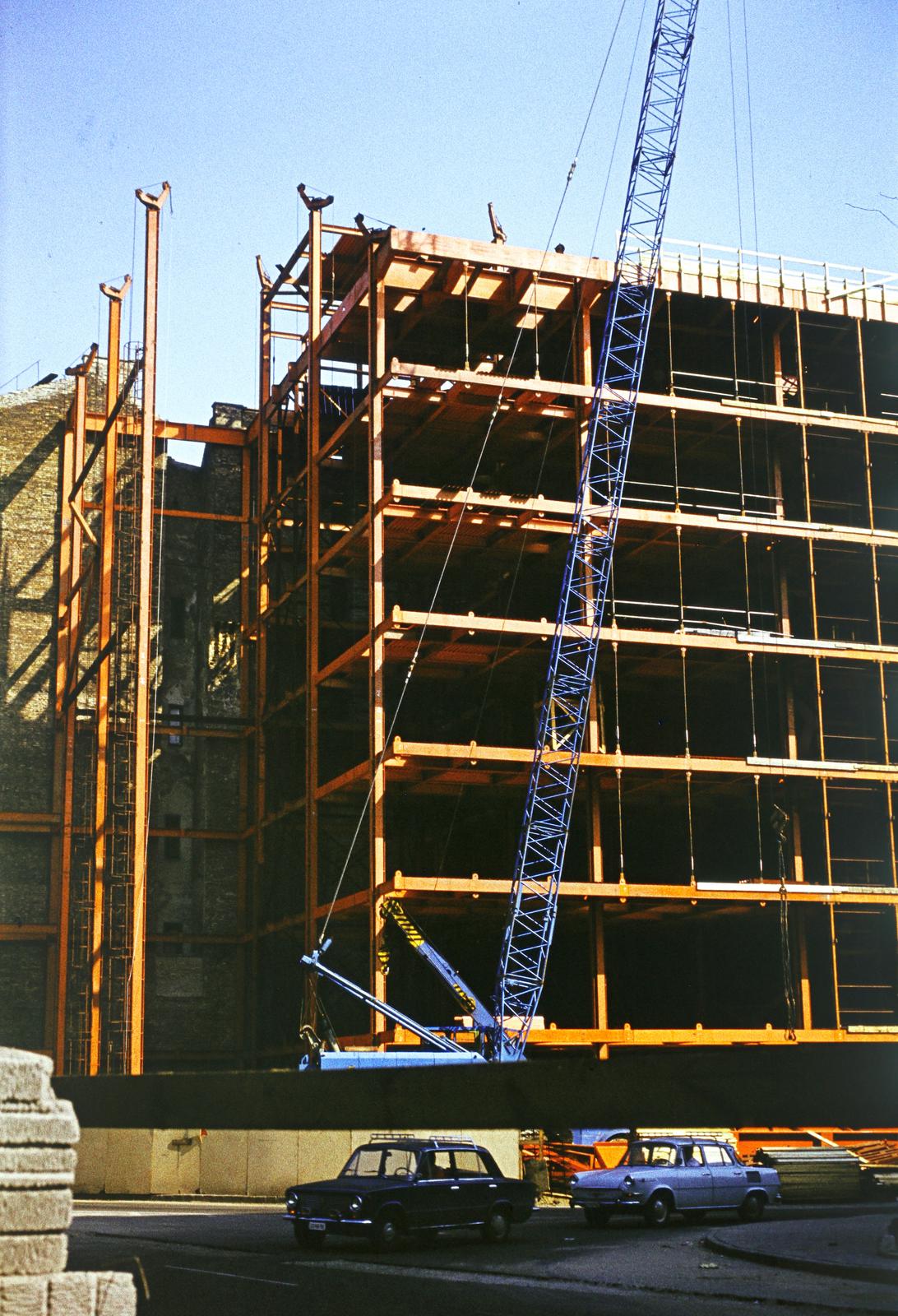 Magyarország, Budapest VIII., Baross utca, az épülő BKV Forgalomirányító Központ, előtérben az építkezés során megnyitott névtelen utca az Üllői út felé., 1972, Szomolányi József, építkezés, színes, Budapest, Fortepan #302698