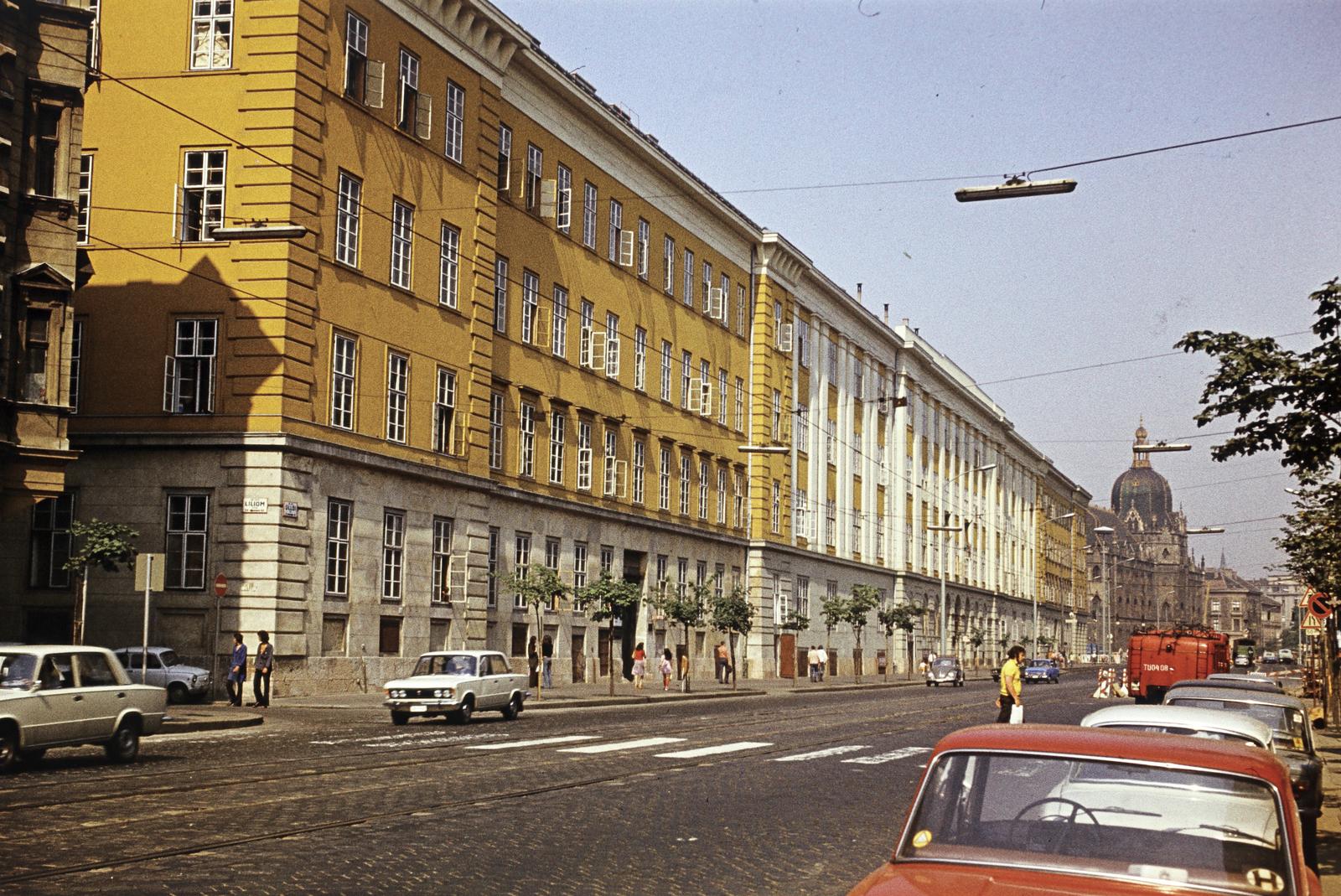 Magyarország, Budapest IX., Üllői út, szemben a Liliom utca és a Ferenc körút közötti épületsor, távolban az Iparművészeti Múzeum látható., 1976, Szomolányi József, utcakép, színes, középület, Budapest, Fortepan #302699
