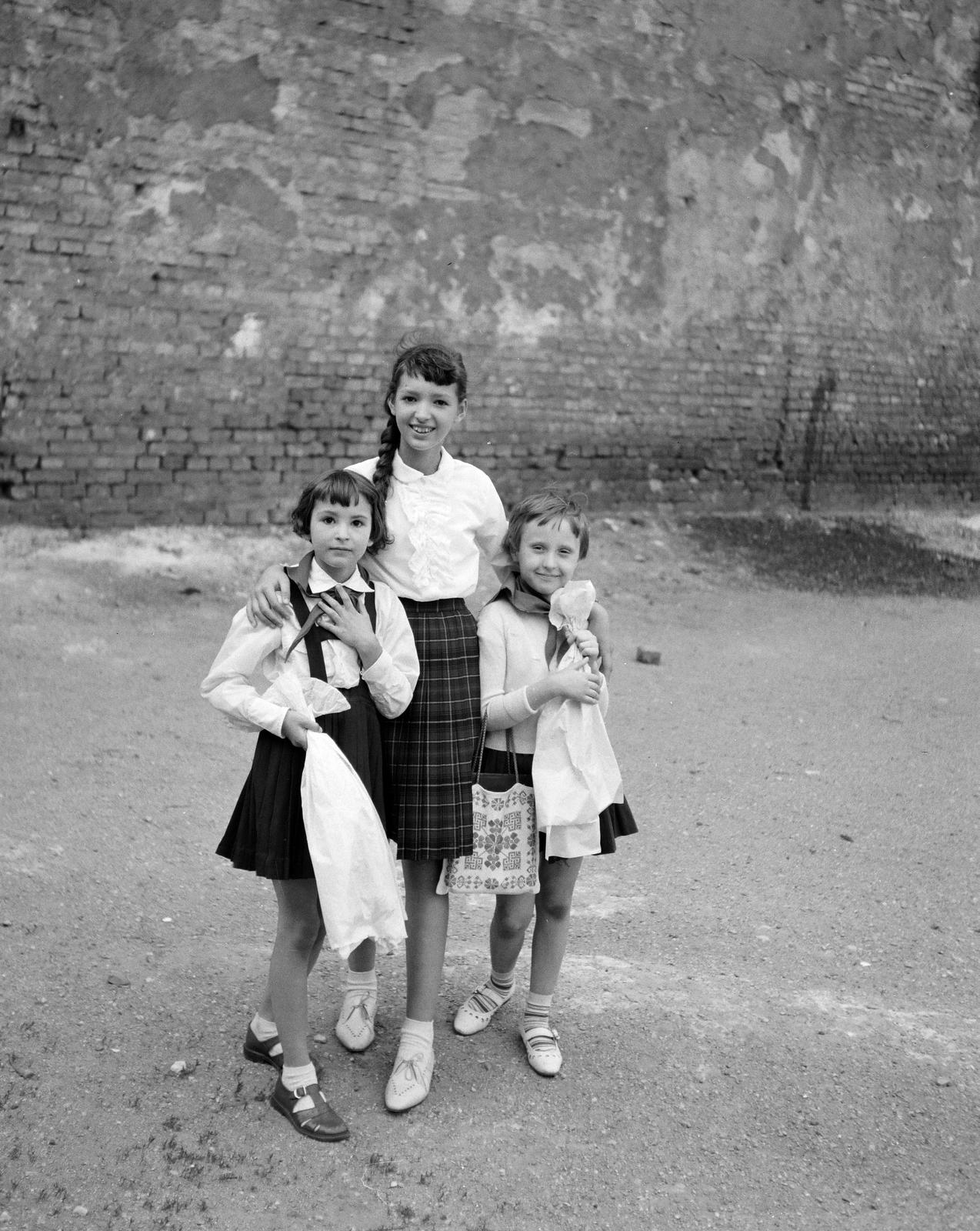 1960, Szomolányi József, three people, girls, Fortepan #302726