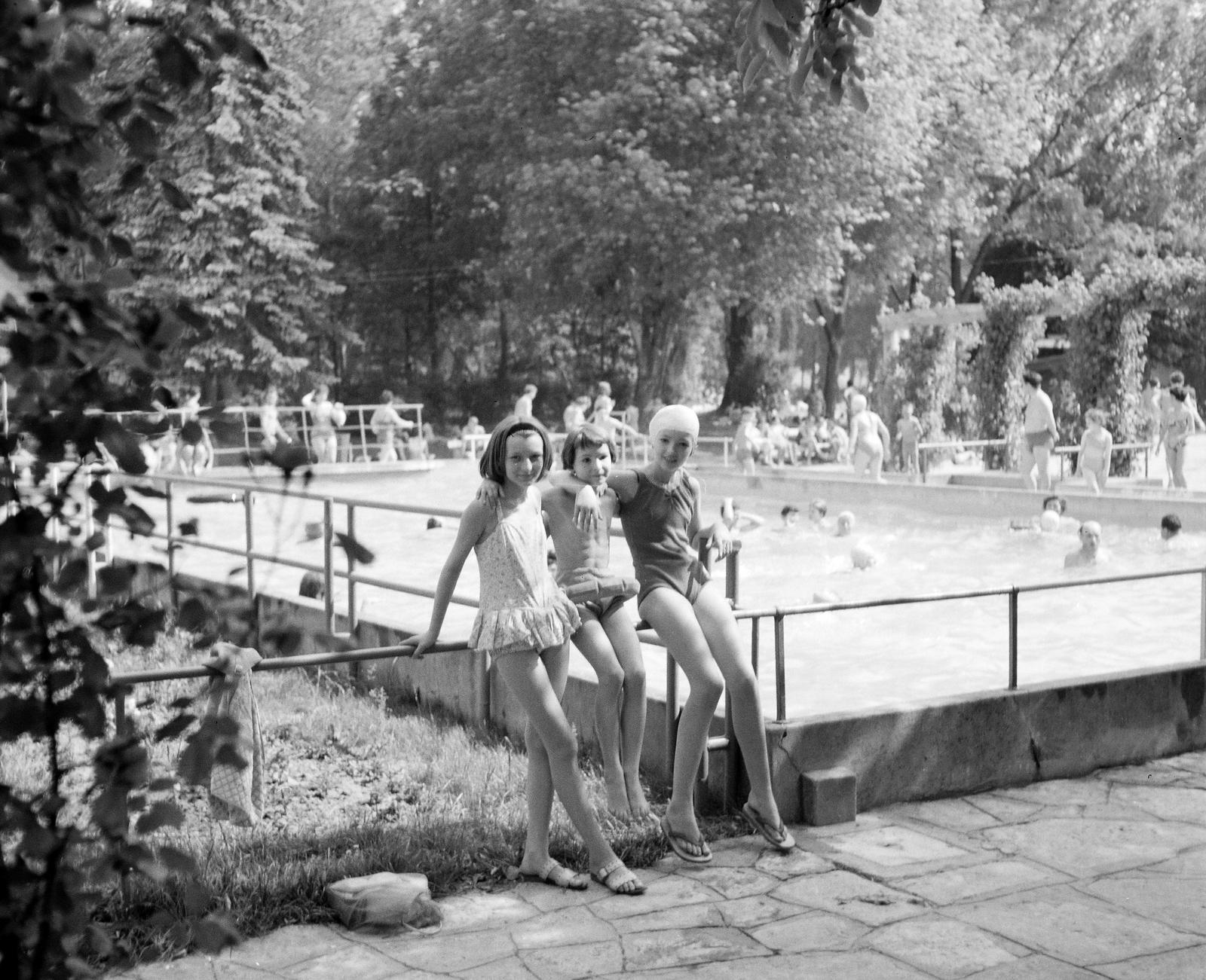 1960, Szomolányi József, medence, korláton ülni, lányok, Fortepan #302727